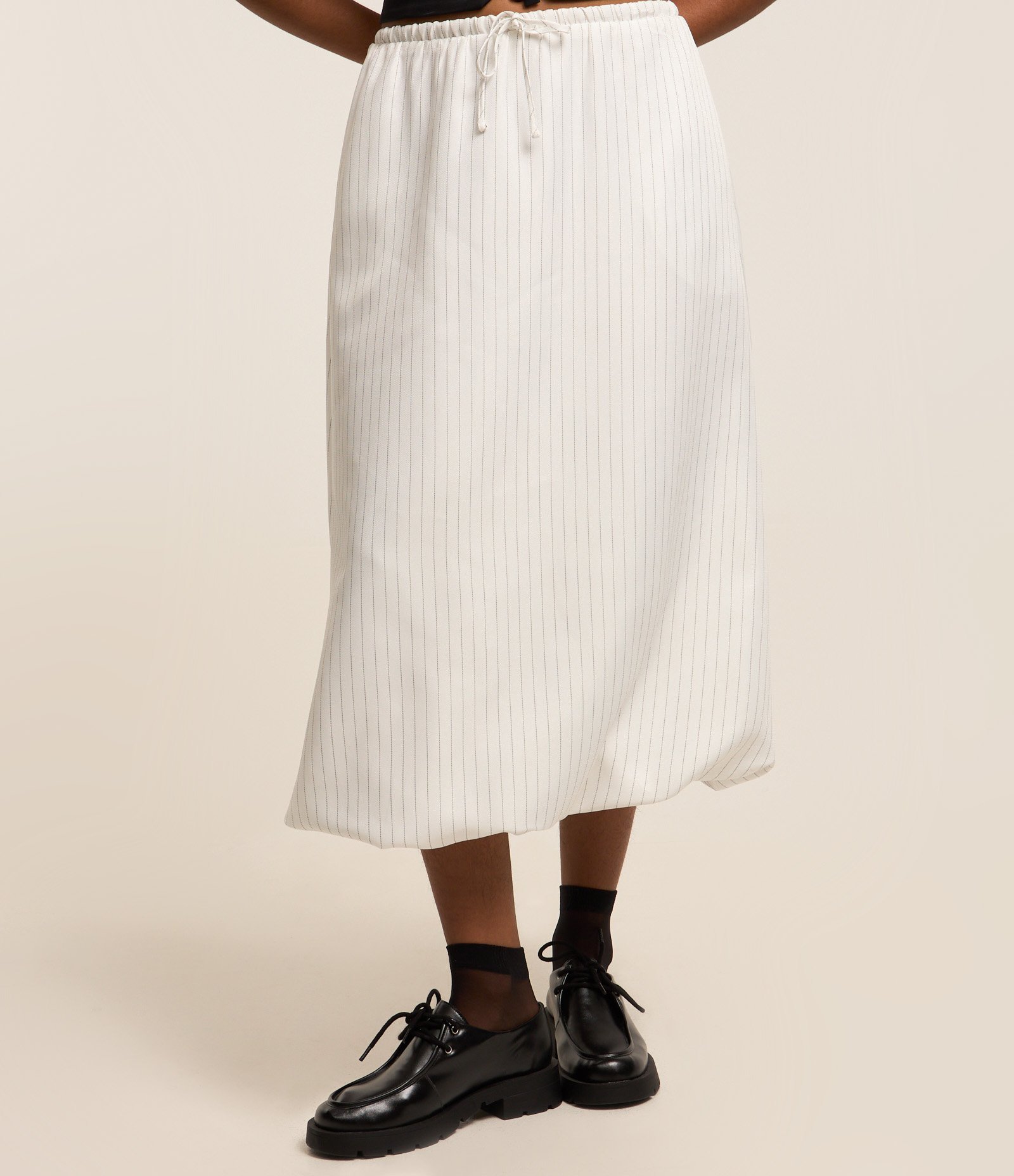 Saia Midi Balonê em Tricoline com Listras em Fio Tinto Branco 3