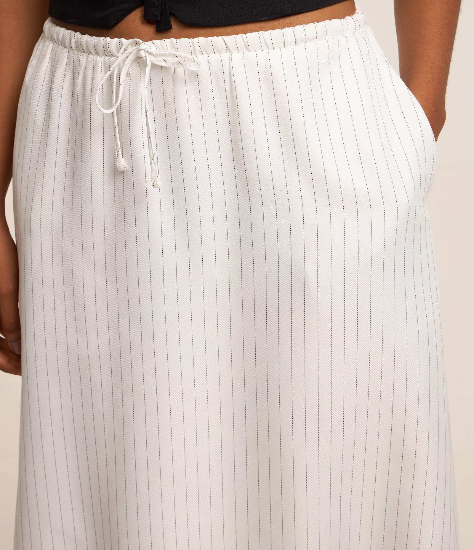 Saia Midi Balonê em Tricoline com Listras em Fio Tinto Branco 4