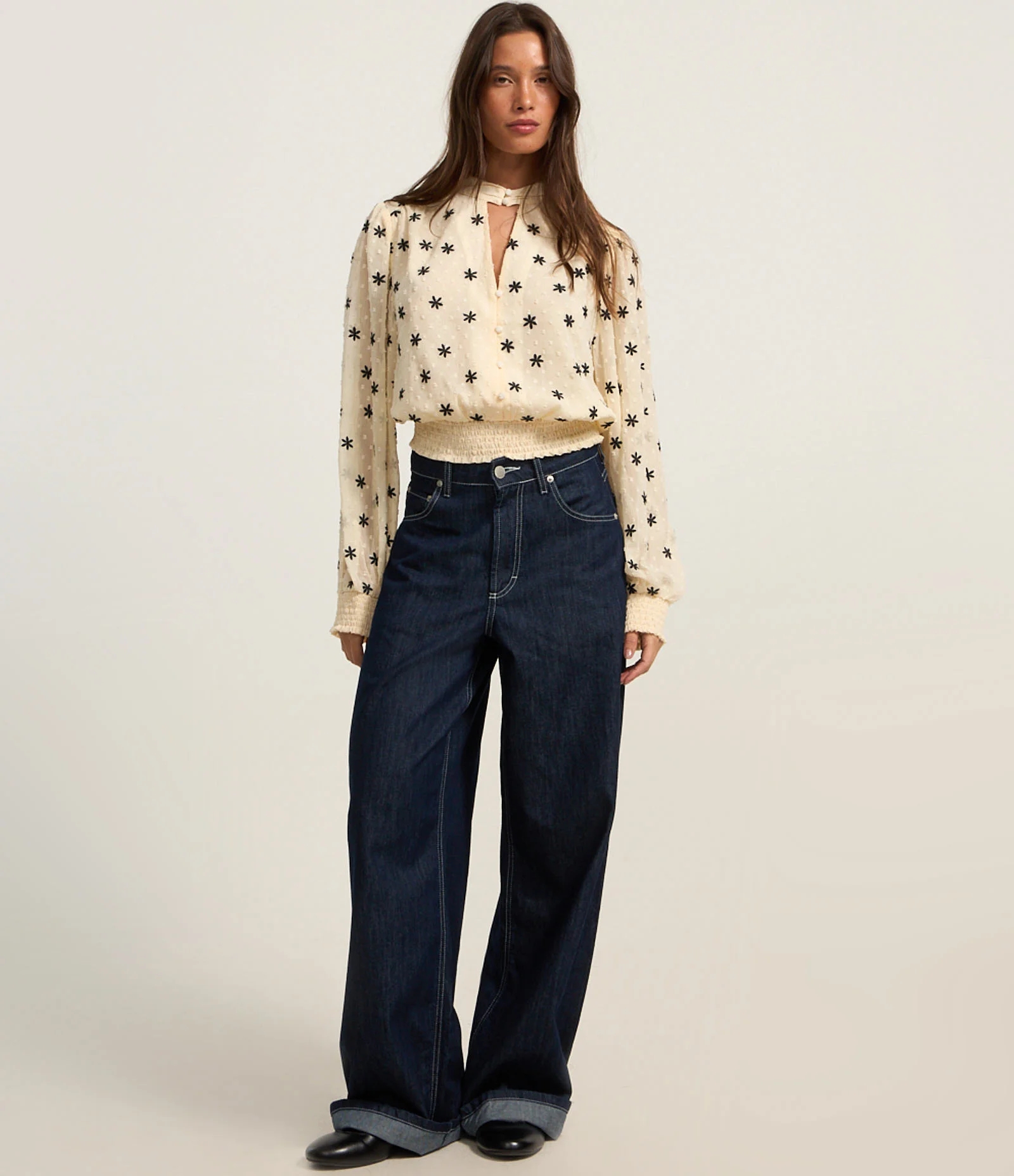 Blusa em Chiffon com Golinha Alta e Bordados de Florzinhas Bege 2