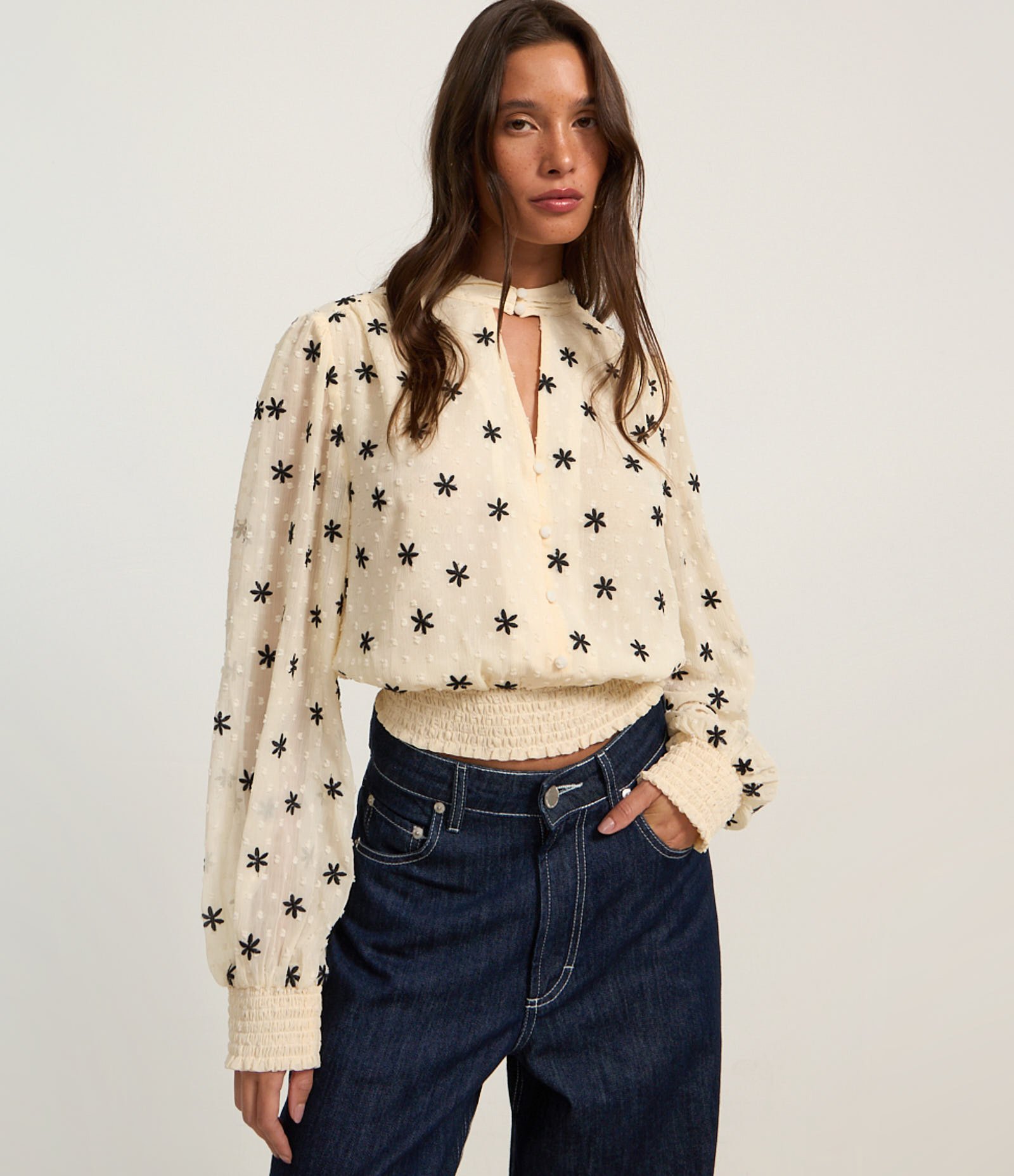 Blusa em Chiffon com Golinha Alta e Bordados de Florzinhas Bege 3