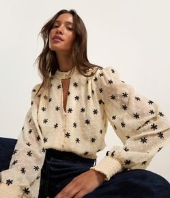 Blusa em Chiffon com Golinha Alta e Bordados de Florzinhas