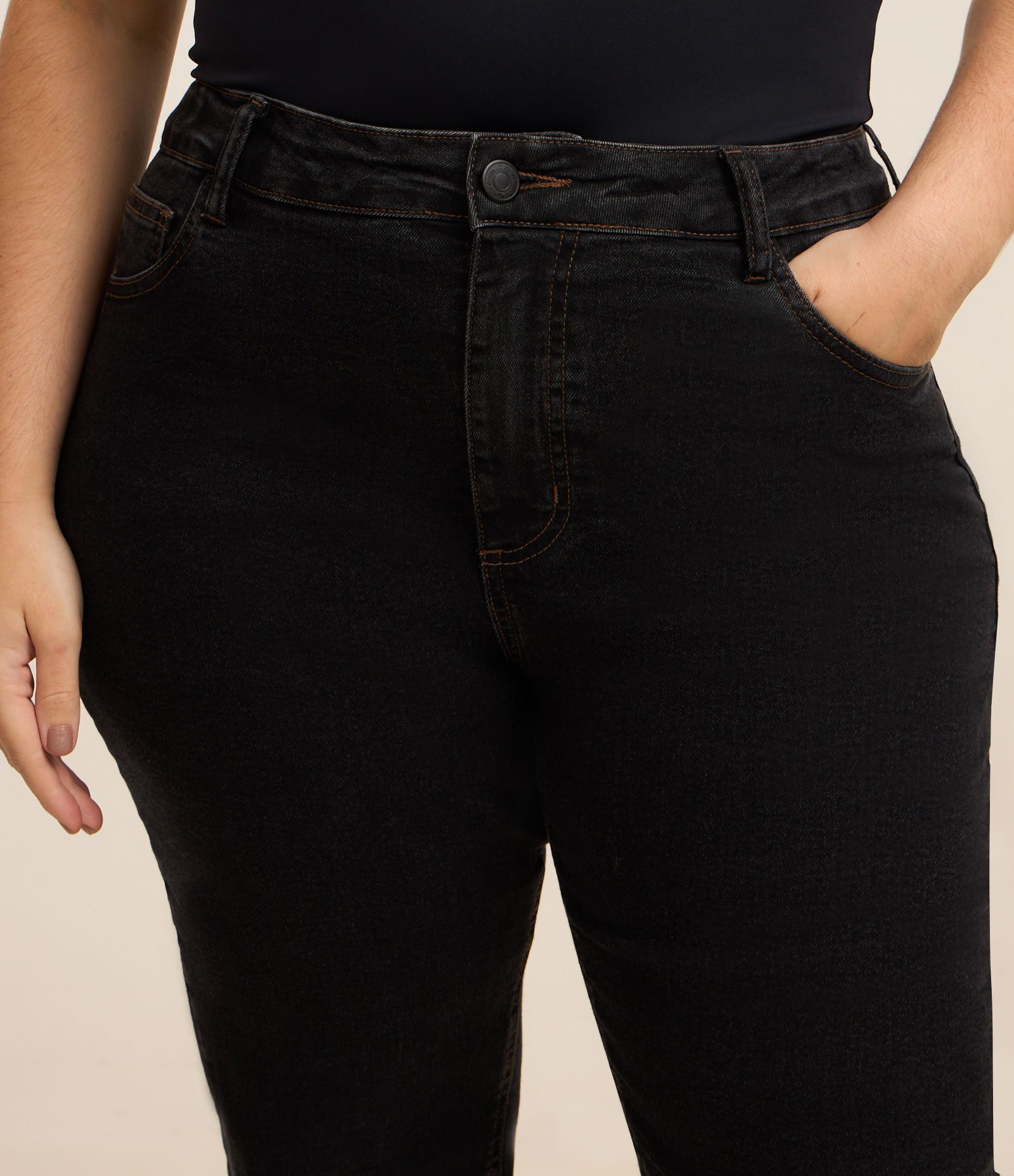 Calça Reta Cintura Média Jeans Elastano Curve & Plus Size Preto 4