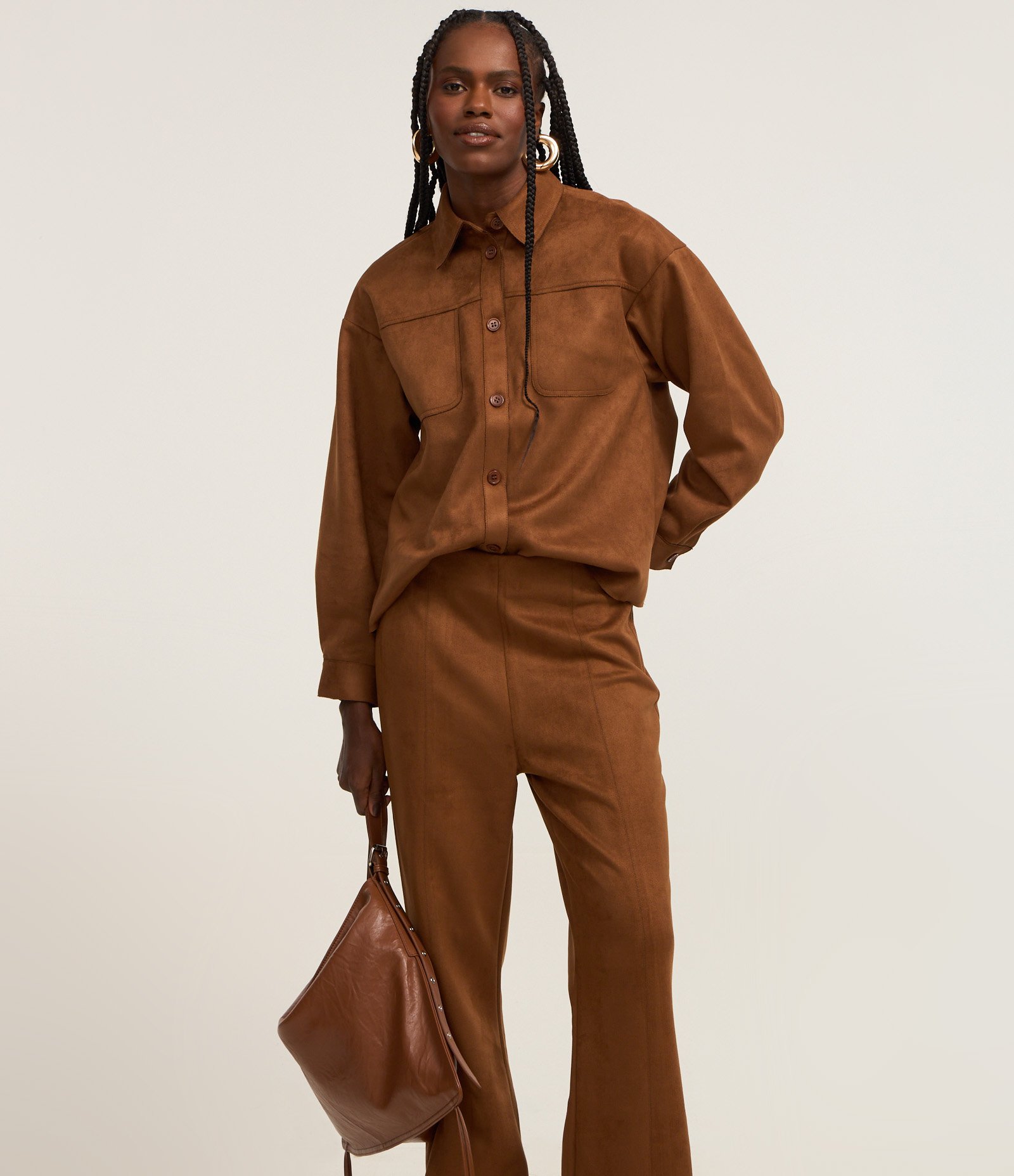 Calça Flare em Fake Suede com Pesponto Frontal Marrom 2