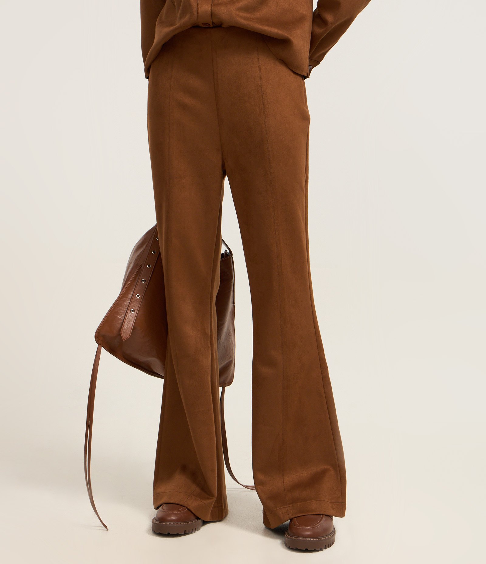 Calça Flare em Fake Suede com Pesponto Frontal Marrom 3