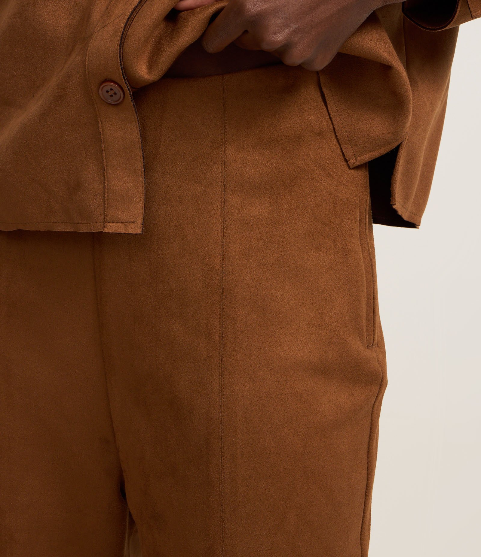 Calça Flare em Fake Suede com Pesponto Frontal Marrom 4