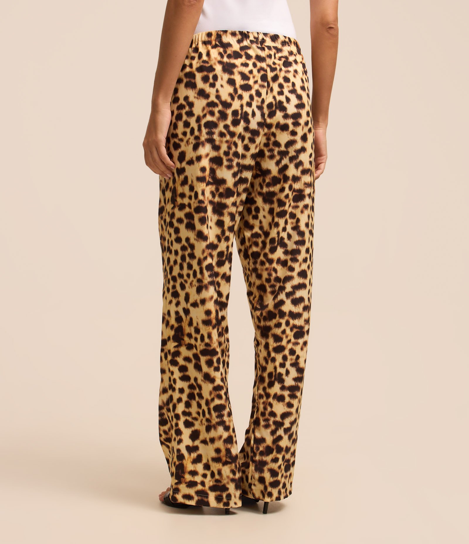 Calça Fluida em Chiffon com Estampa Animal Print Marrom/Amarelo 3