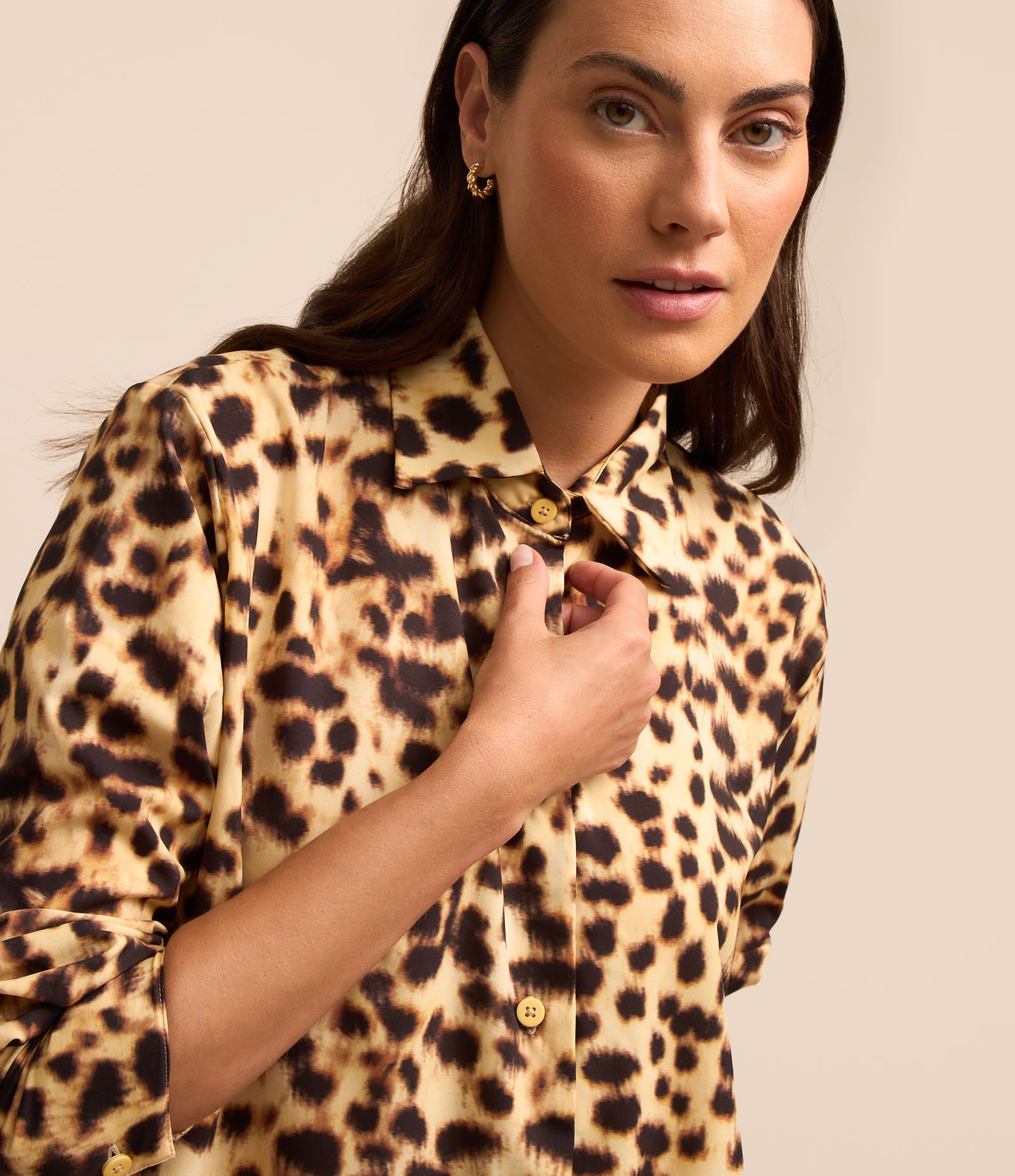 Camisa Alongada em Chiffon com Estampa de Onça Marrom 4