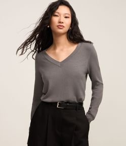 Suéter em Tricô com Decote V