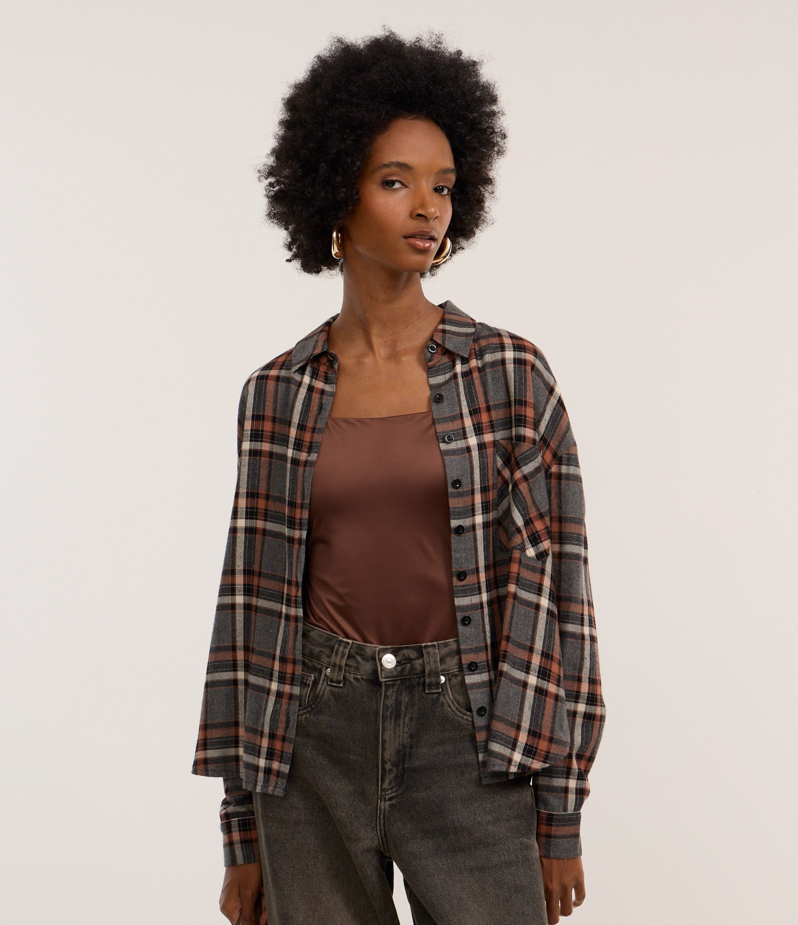 Camisa Oversized em Flanela Xadrez com Bolsinho Cinza 1