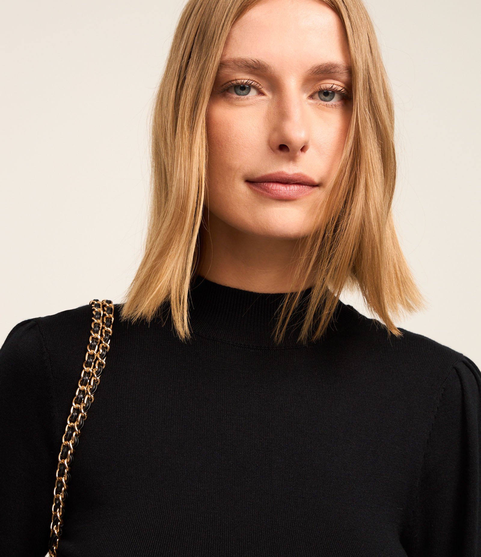 Suéter em Tricô com Gola Alta e Manga Bufante Preto 4