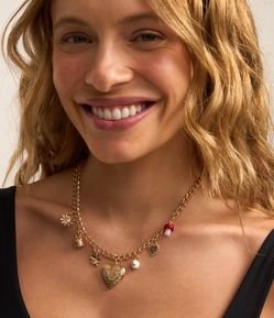 Colar Curto Pérola com Multi Pingentes Amor e Sorte