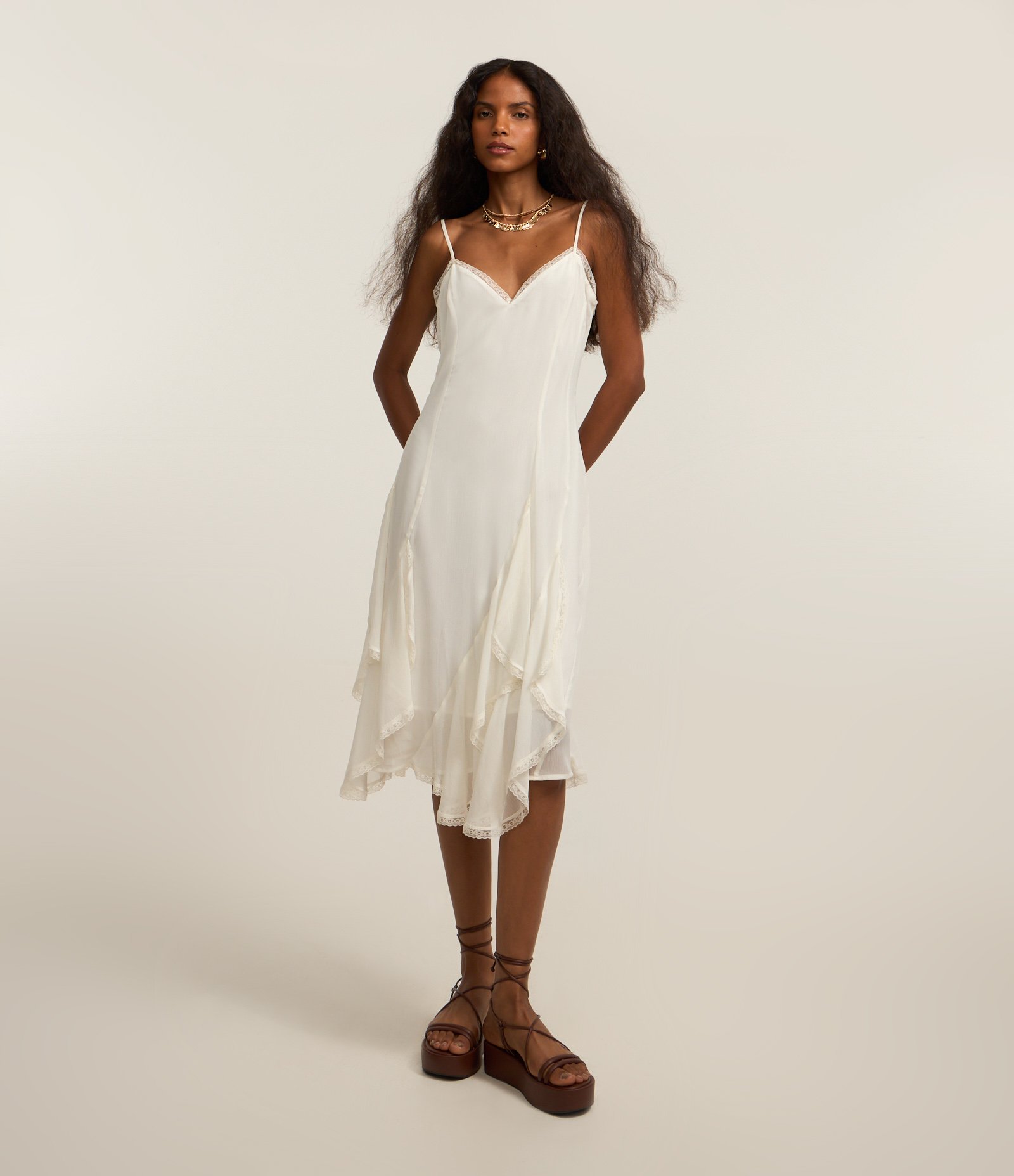 Vestido Midi em Crepe com Pontas e Aplicação de Renda Branco 3