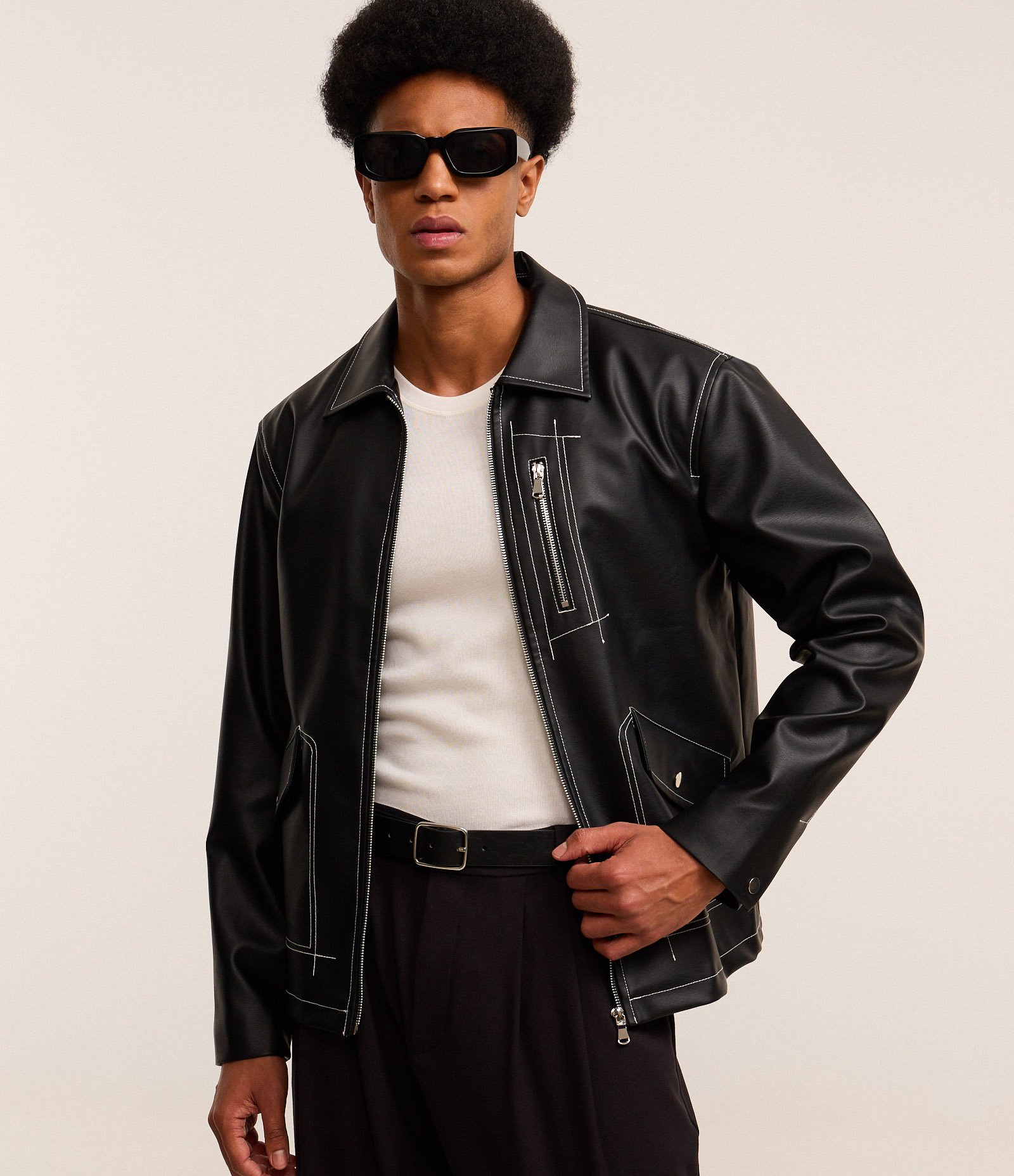 Jaqueta Pesada em PU com Costura Contrastante e Bolsos Cargos Assimétricos Preto 1