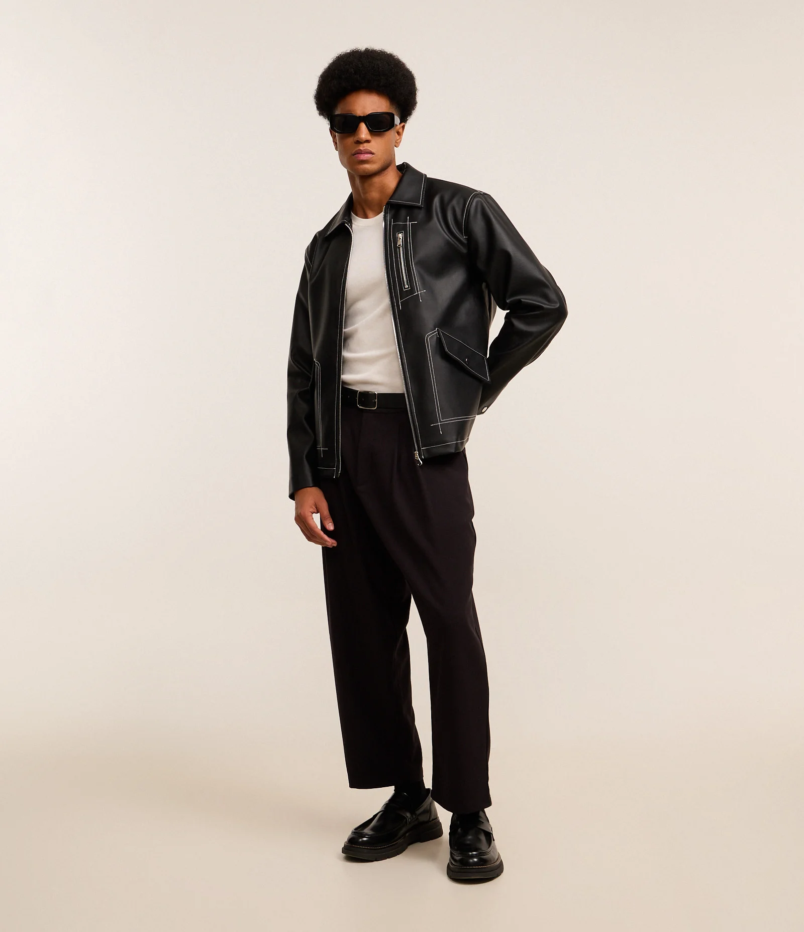 Jaqueta Pesada em PU com Costura Contrastante e Bolsos Cargos Assimétricos Preto 2