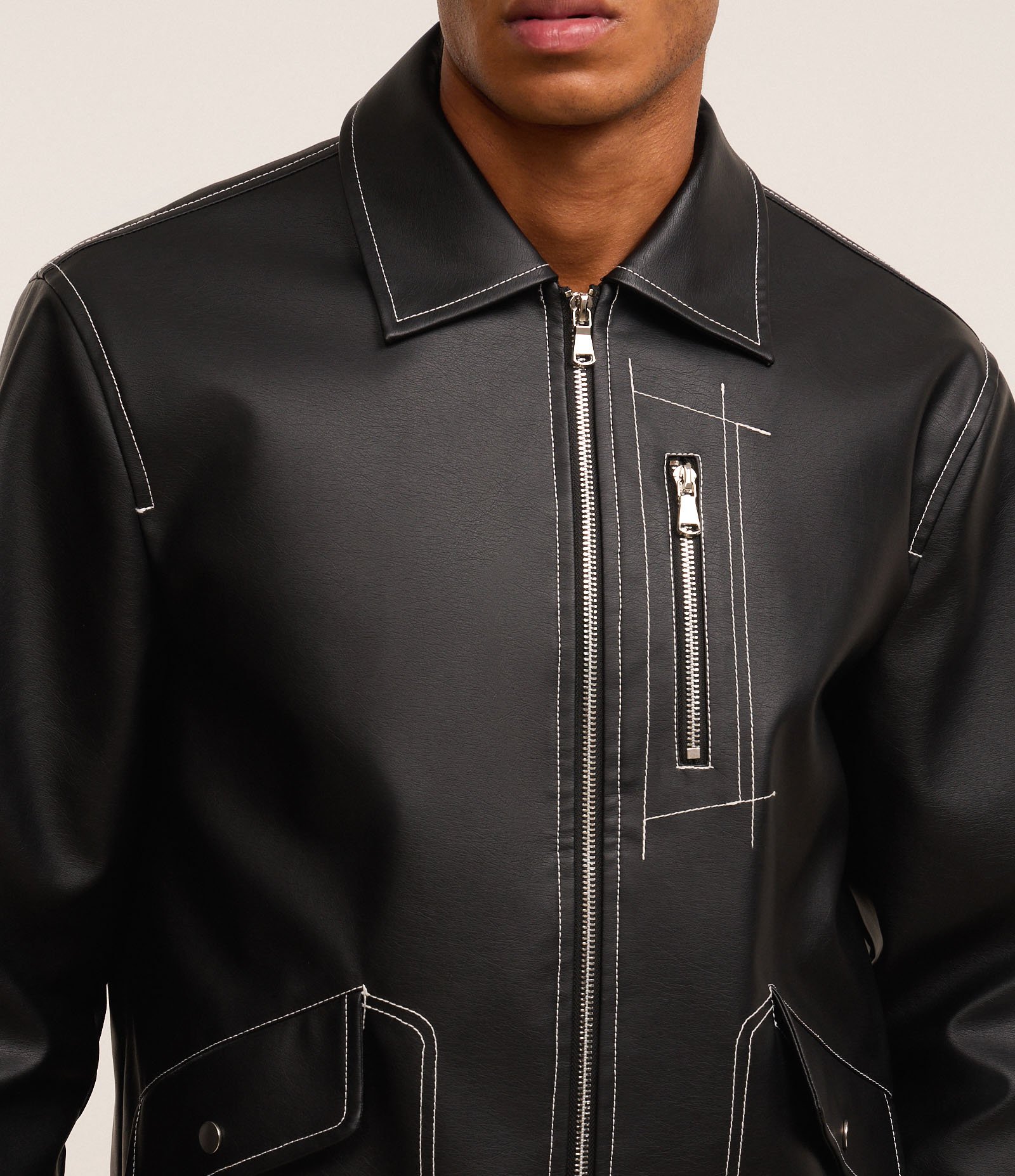 Jaqueta Pesada em PU com Costura Contrastante e Bolsos Cargos Assimétricos Preto 3