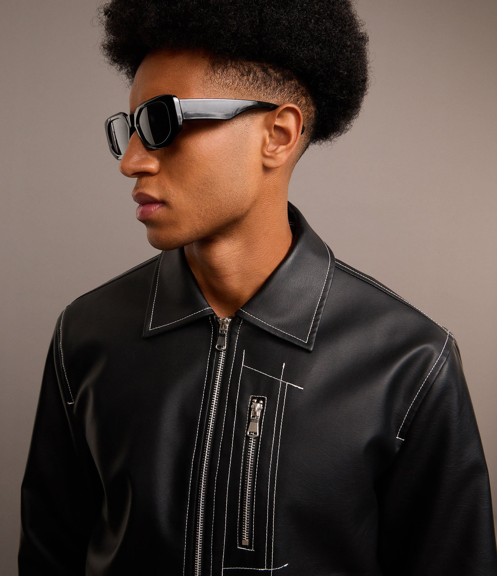 Jaqueta Pesada em PU com Costura Contrastante e Bolsos Cargos Assimétricos Preto 4