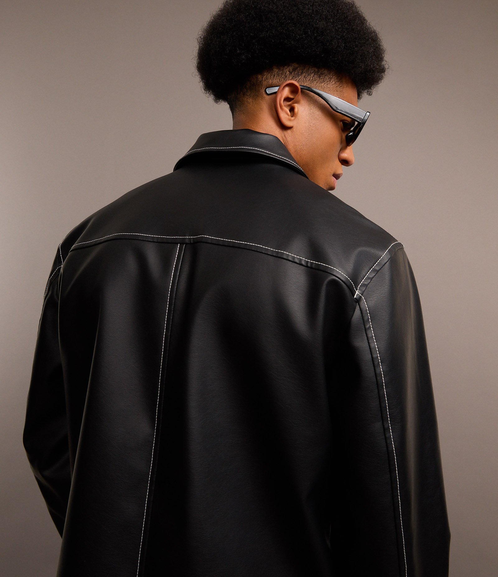 Jaqueta Pesada em PU com Costura Contrastante e Bolsos Cargos Assimétricos Preto 5