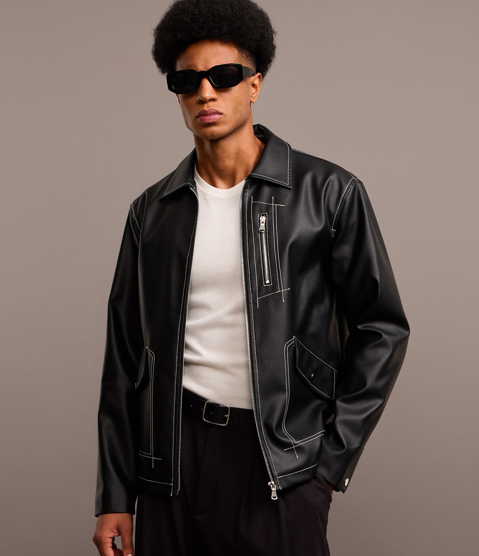 Jaqueta Pesada em PU com Costura Contrastante e Bolsos Cargos Assimétricos Preto 6