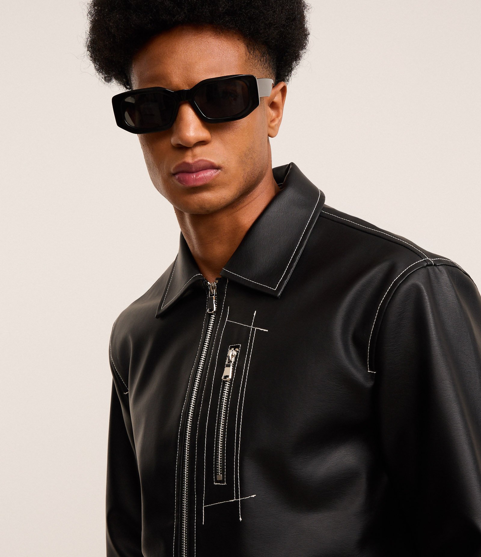 Jaqueta Pesada em PU com Costura Contrastante e Bolsos Cargos Assimétricos Preto 7