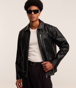 Jaqueta Pesada em PU com Costura Contrastante e Bolsos Cargos Assimétricos