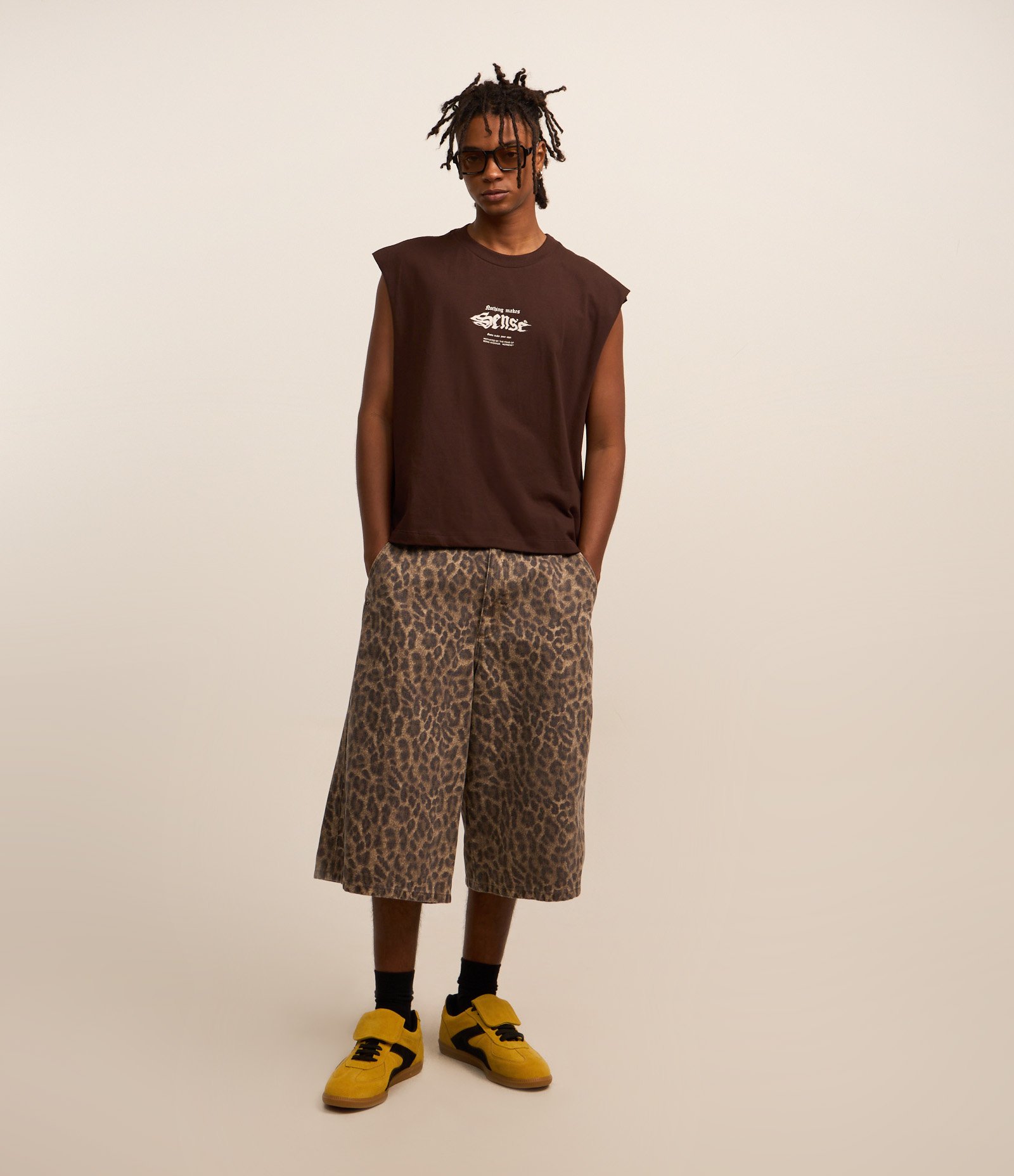 Bermuda Baggy em Sarja com Estampa Animal Print Oncinha Marrom 1