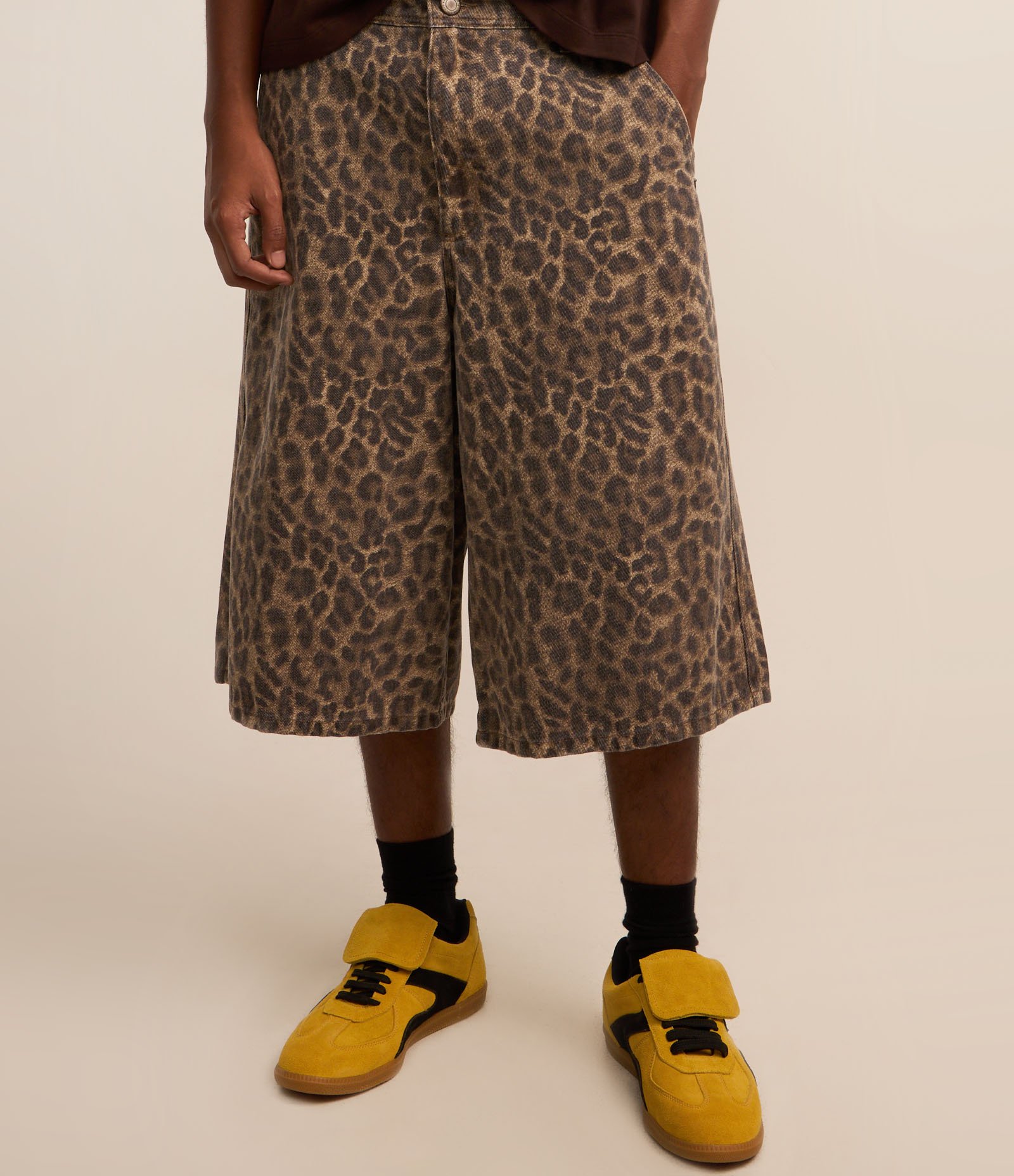 Bermuda Baggy em Sarja com Estampa Animal Print Oncinha Marrom 3
