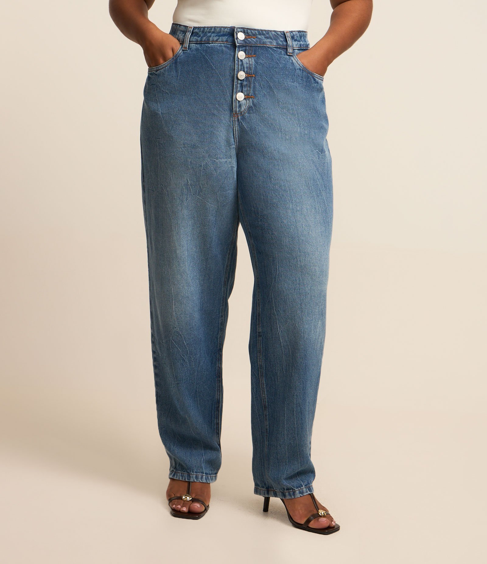 Calça Reta em Jeans com Botões Curve & Plus Size Azul 2