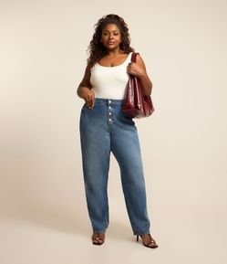 Calça Reta em Jeans com Botões Curve & Plus Size