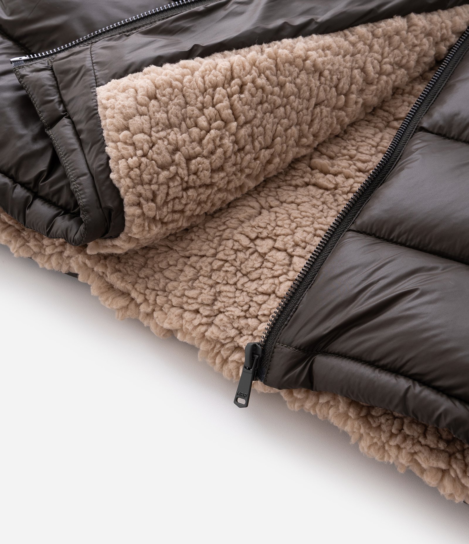 Jaqueta Puffer em Poliamida com Gomos e Forro de Sherpa Cinza Escuro 10