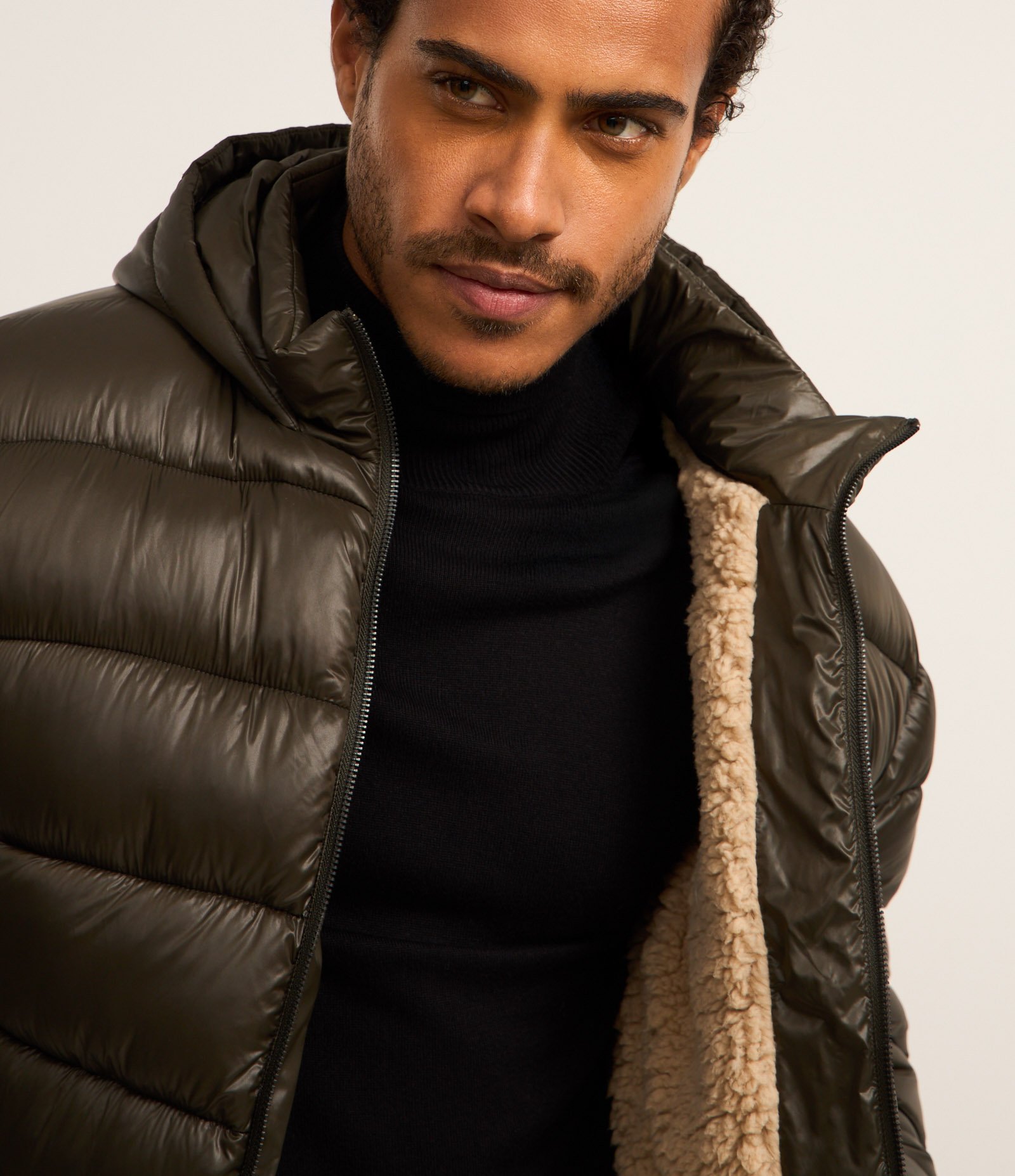 Jaqueta Puffer em Poliamida com Gomos e Forro de Sherpa Cinza Escuro 4