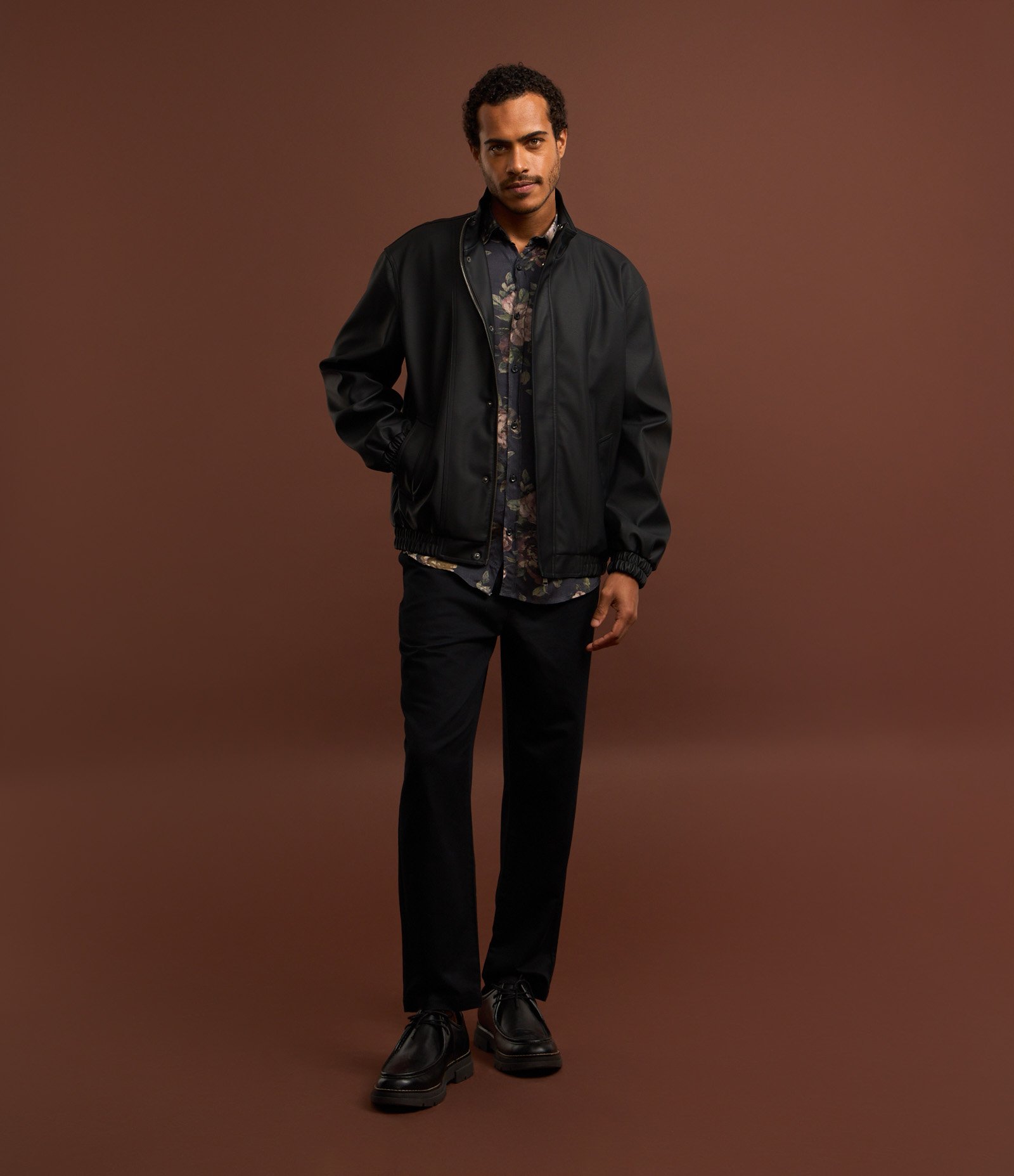 Jaqueta Bomber em Material Sintético com Gola Alta Preto 2