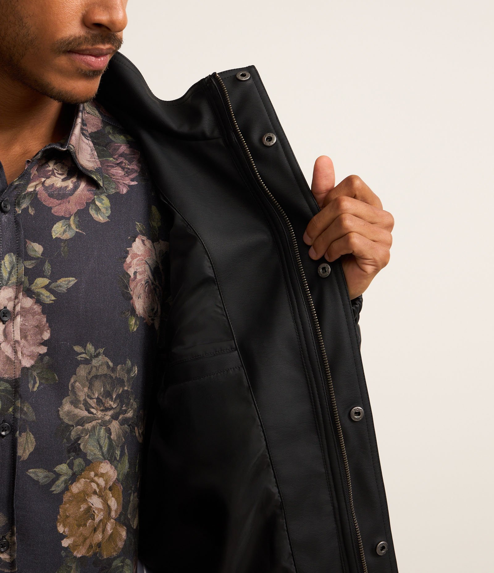 Jaqueta Bomber em Material Sintético com Gola Alta Preto 3