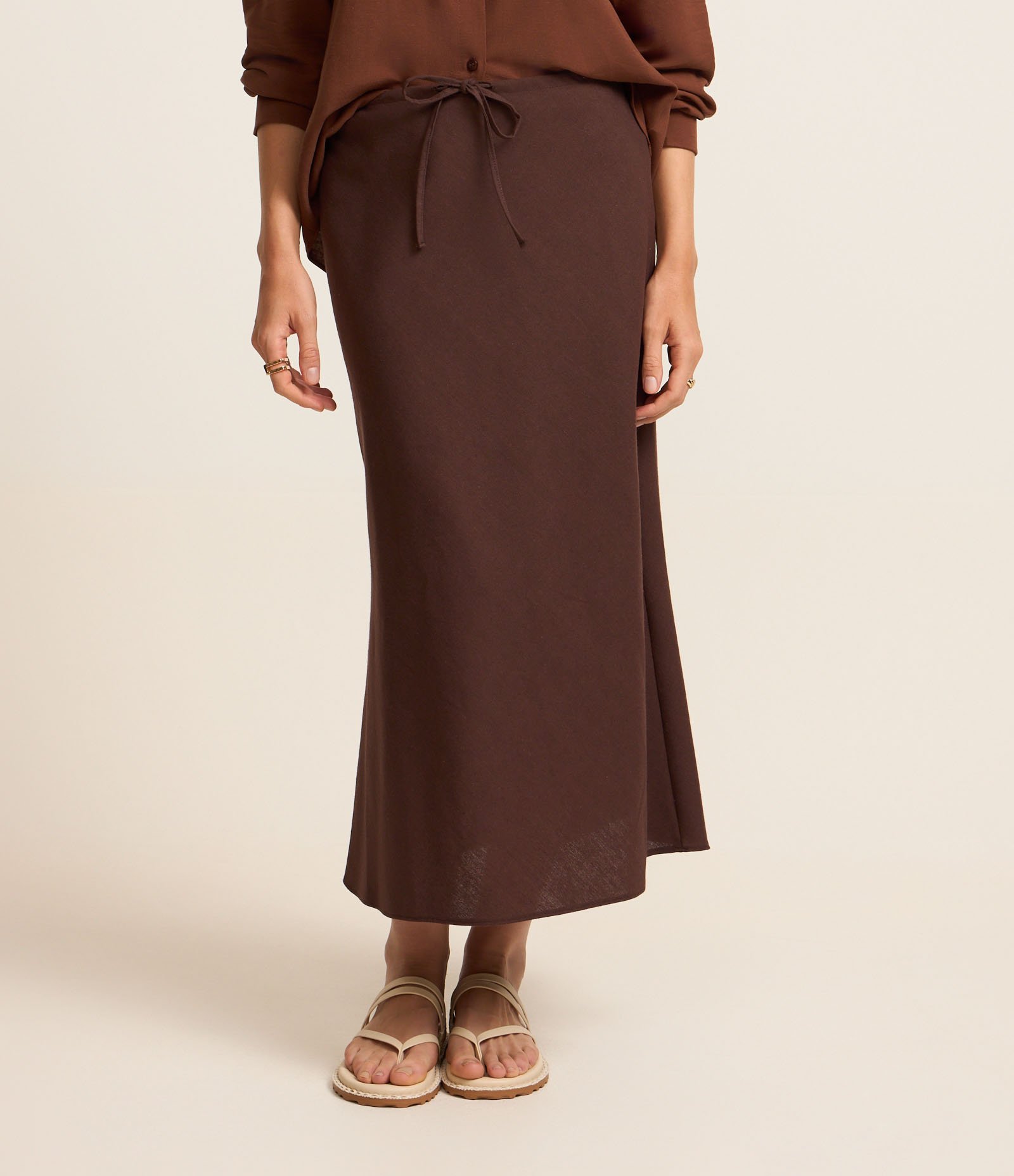 Saia Midi Em Linho Com Colissê No Cós Marrom 3