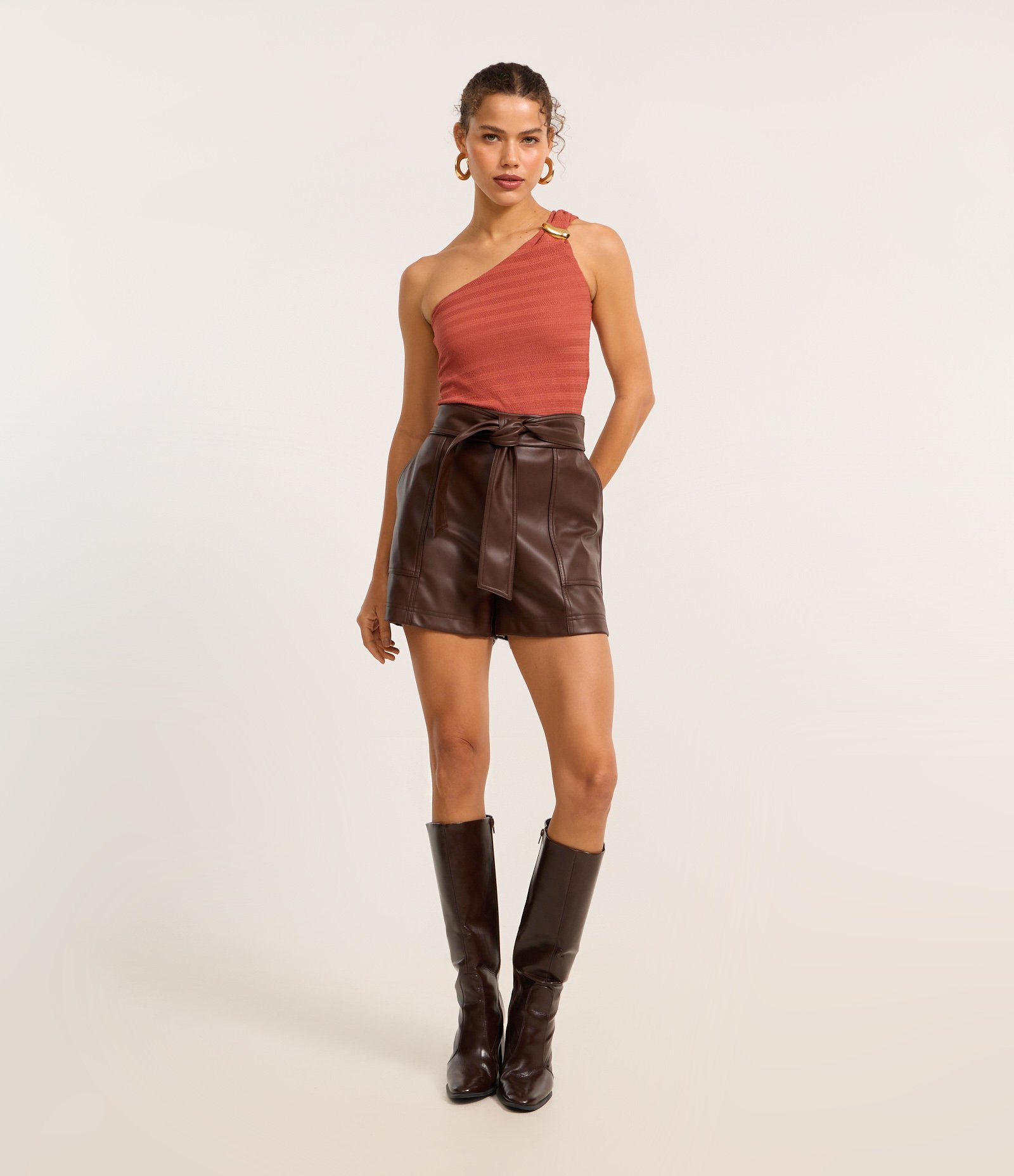 Short Curto em PU com Amarração Frontal Marrom 1