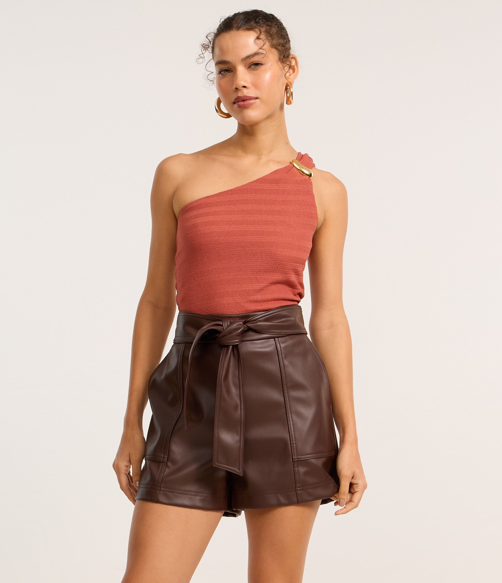 Short Curto em PU com Amarração Frontal Marrom 2