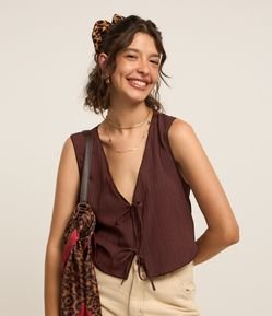 Colete em Crepe com Textura e Amarraçao com Lacinhos