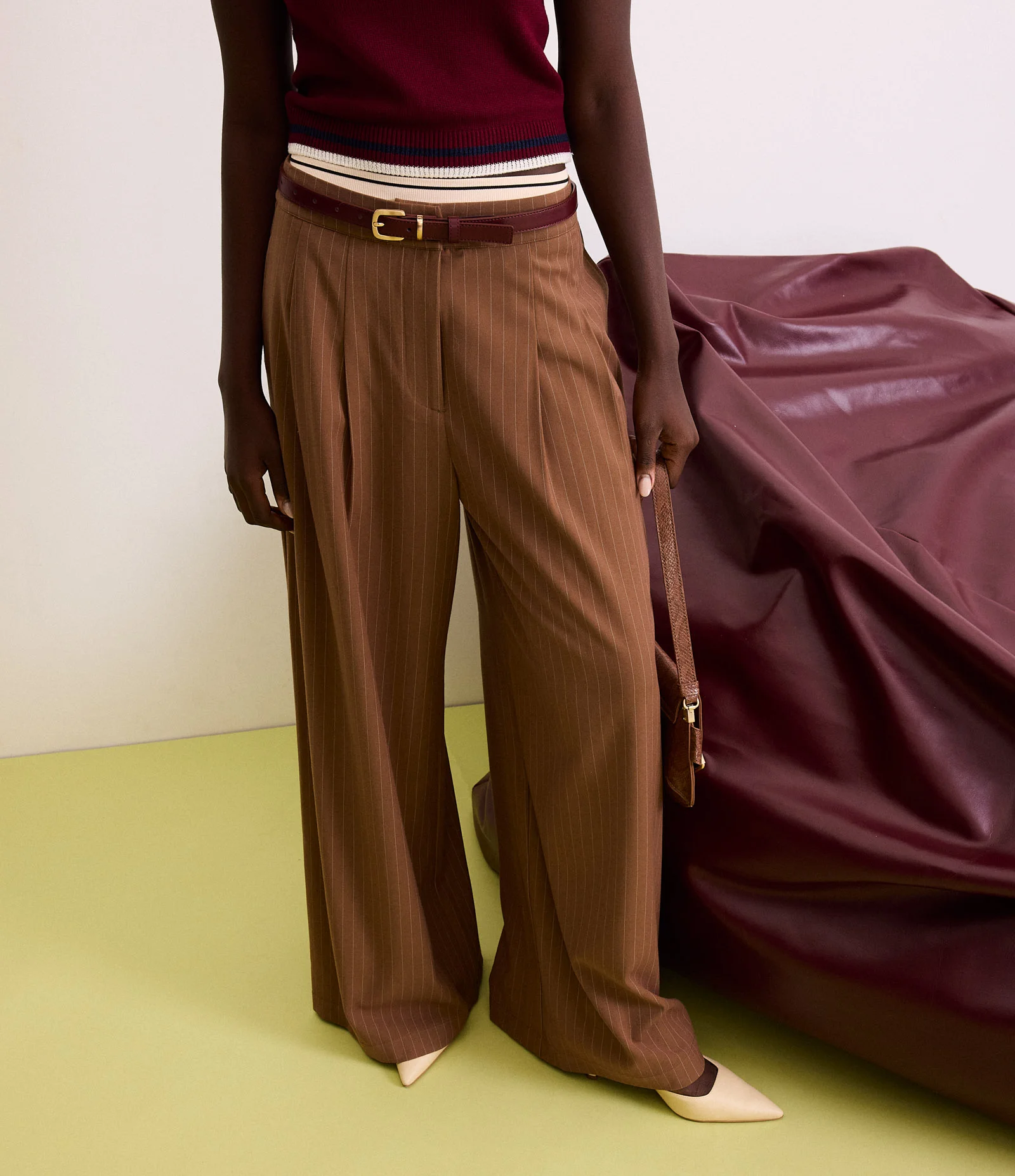 Calça Reta em Alfaiataria Risca de Giz Marrom 1