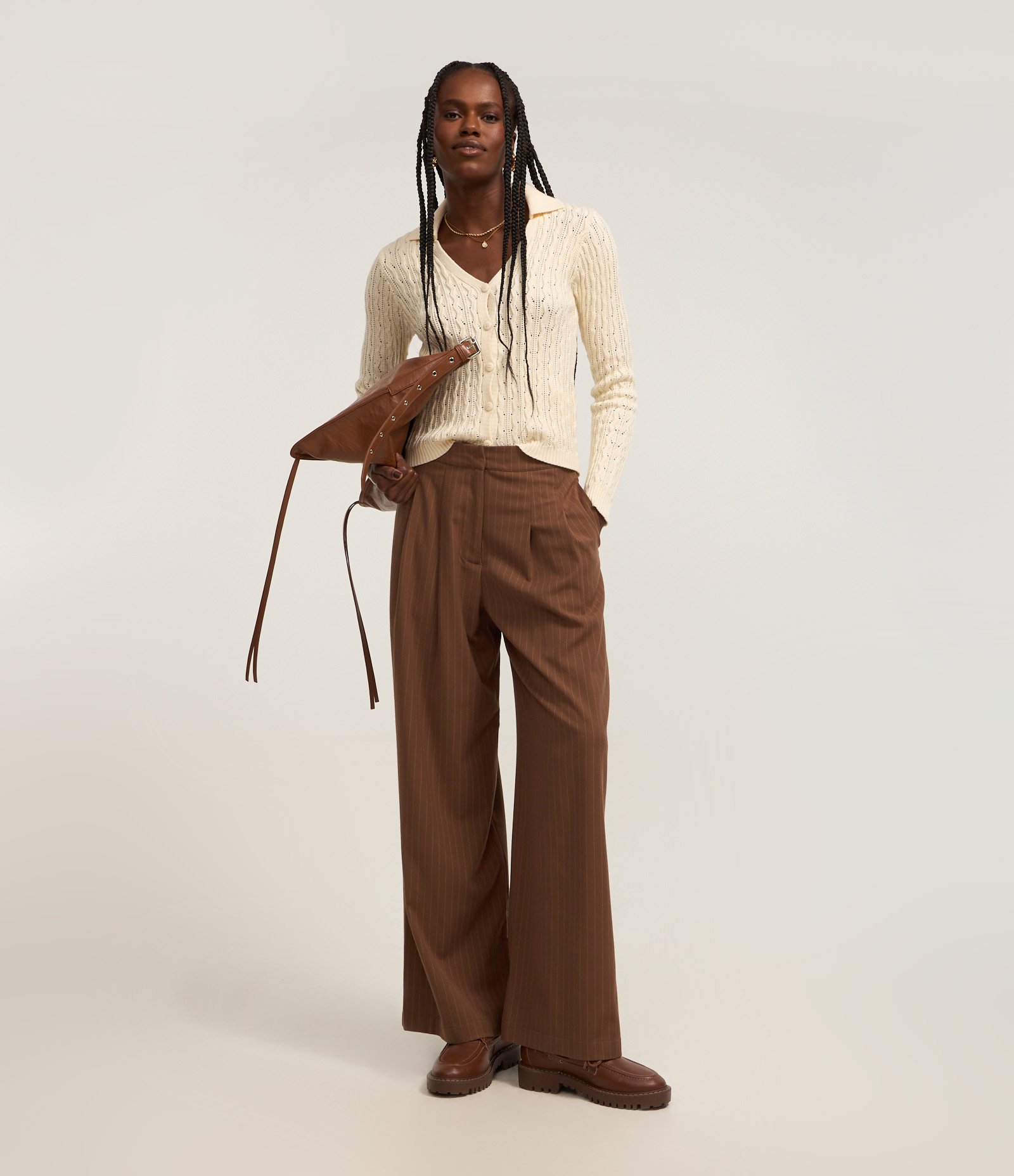 Calça Reta em Alfaiataria Risca de Giz Marrom 4