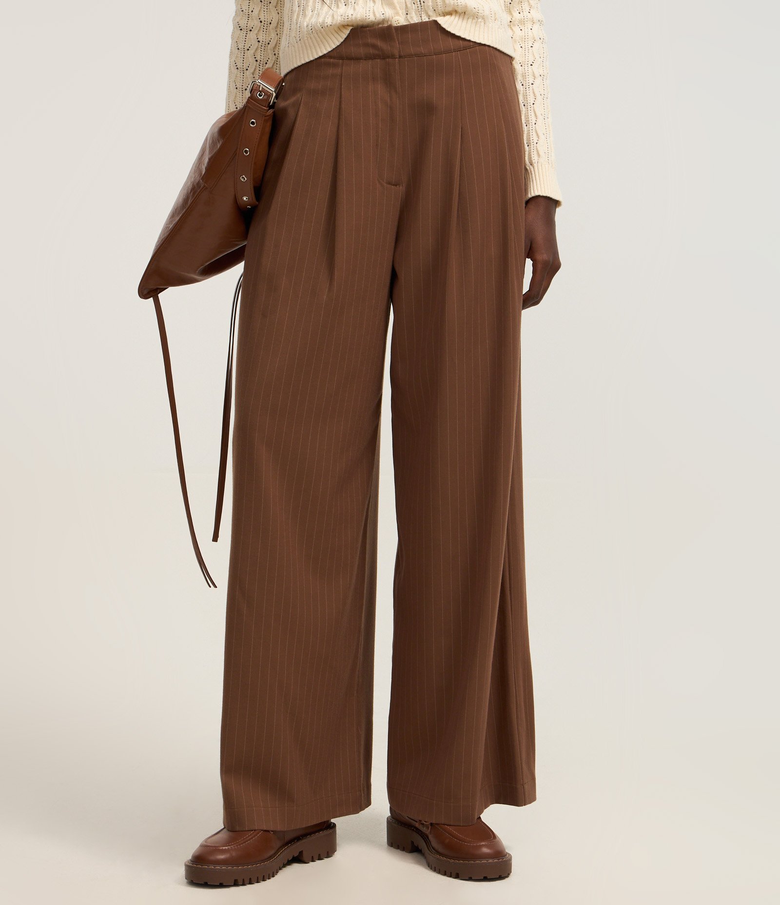 Calça Reta em Alfaiataria Risca de Giz Marrom 6