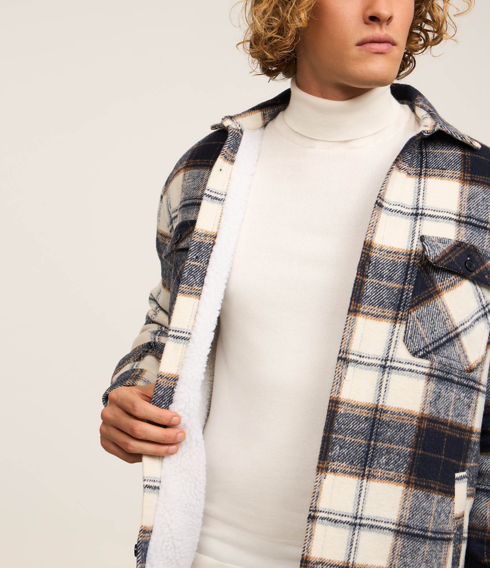 Jaqueta Trucker em Flanela com Estampa Xadrez e Sherpa Jeans/Marrom/Branco 4