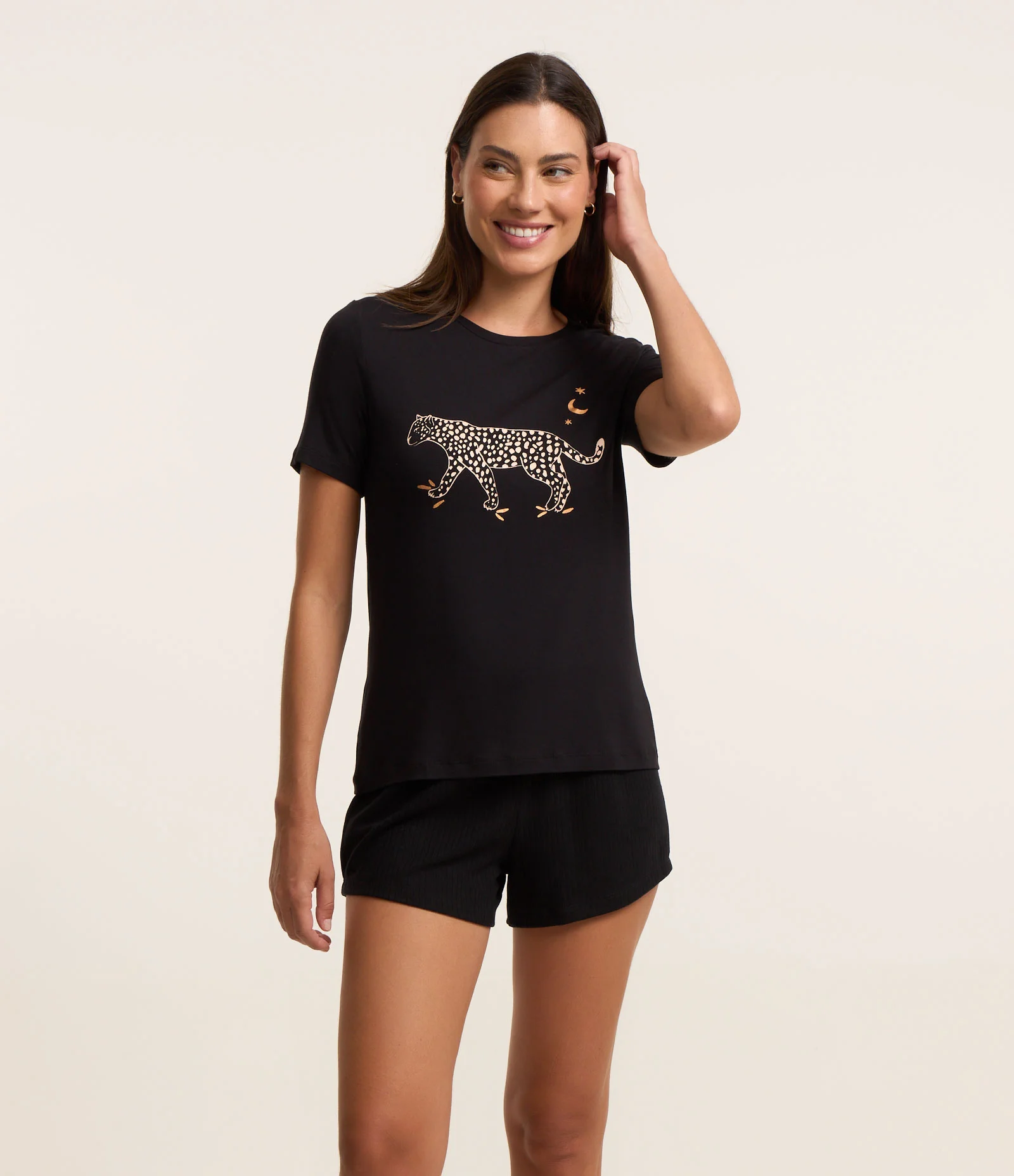 Pijama Short Doll Manga em Viscose com Estampa de Onça Preto 1