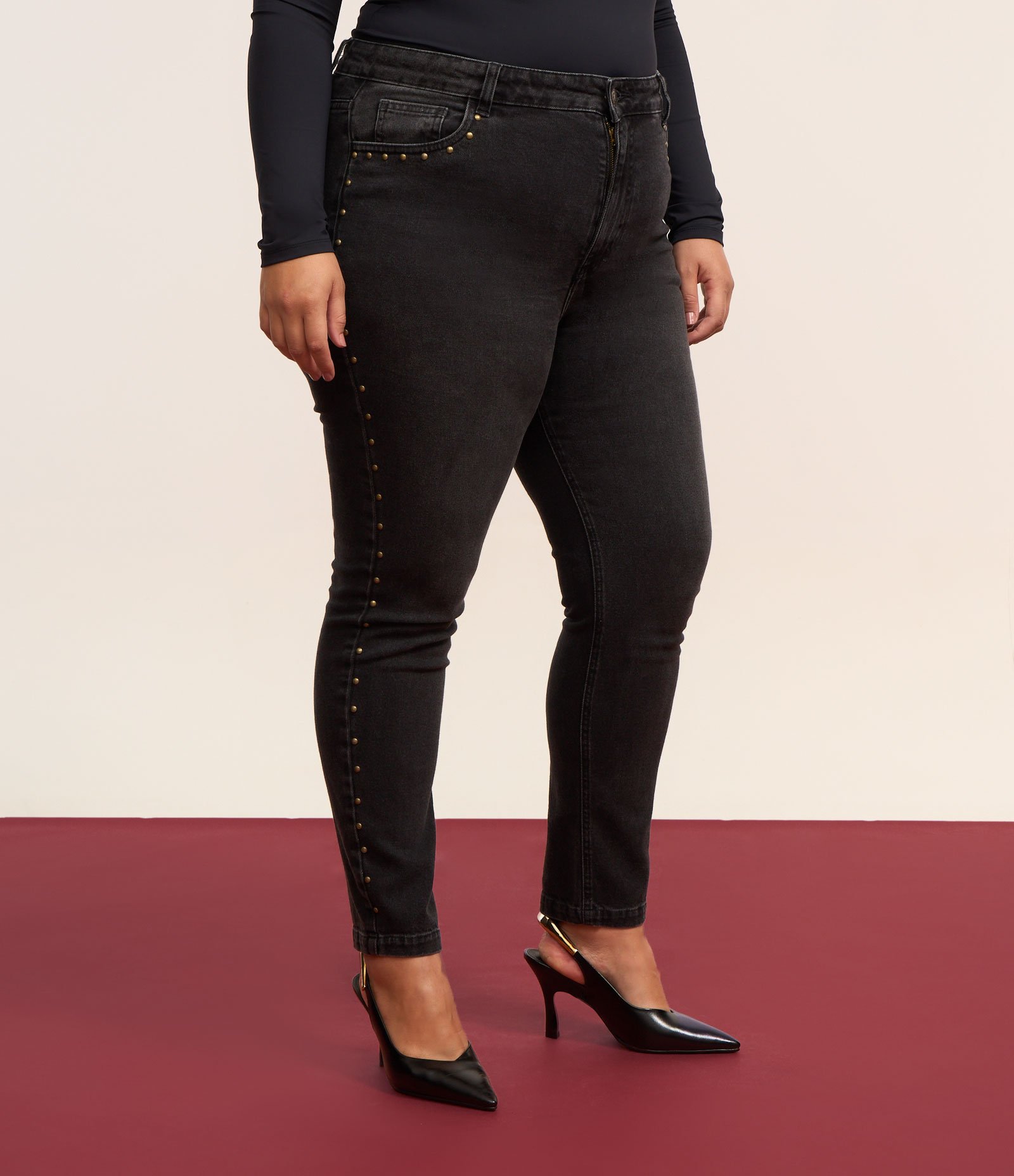 Calça Skinny em Jeans com Tachas Laterais Curve & Plus Size Preto 2