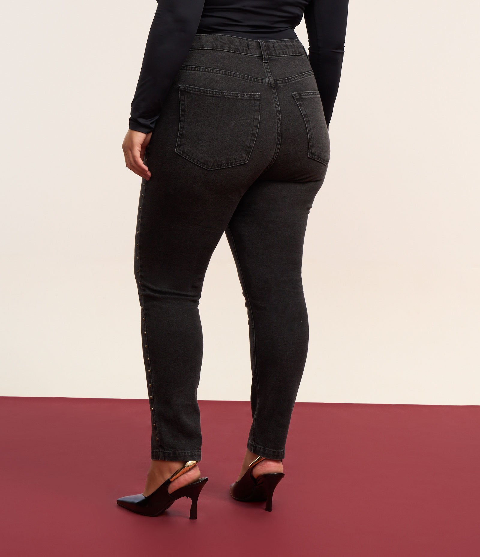 Calça Skinny em Jeans com Tachas Laterais Curve & Plus Size Preto 3