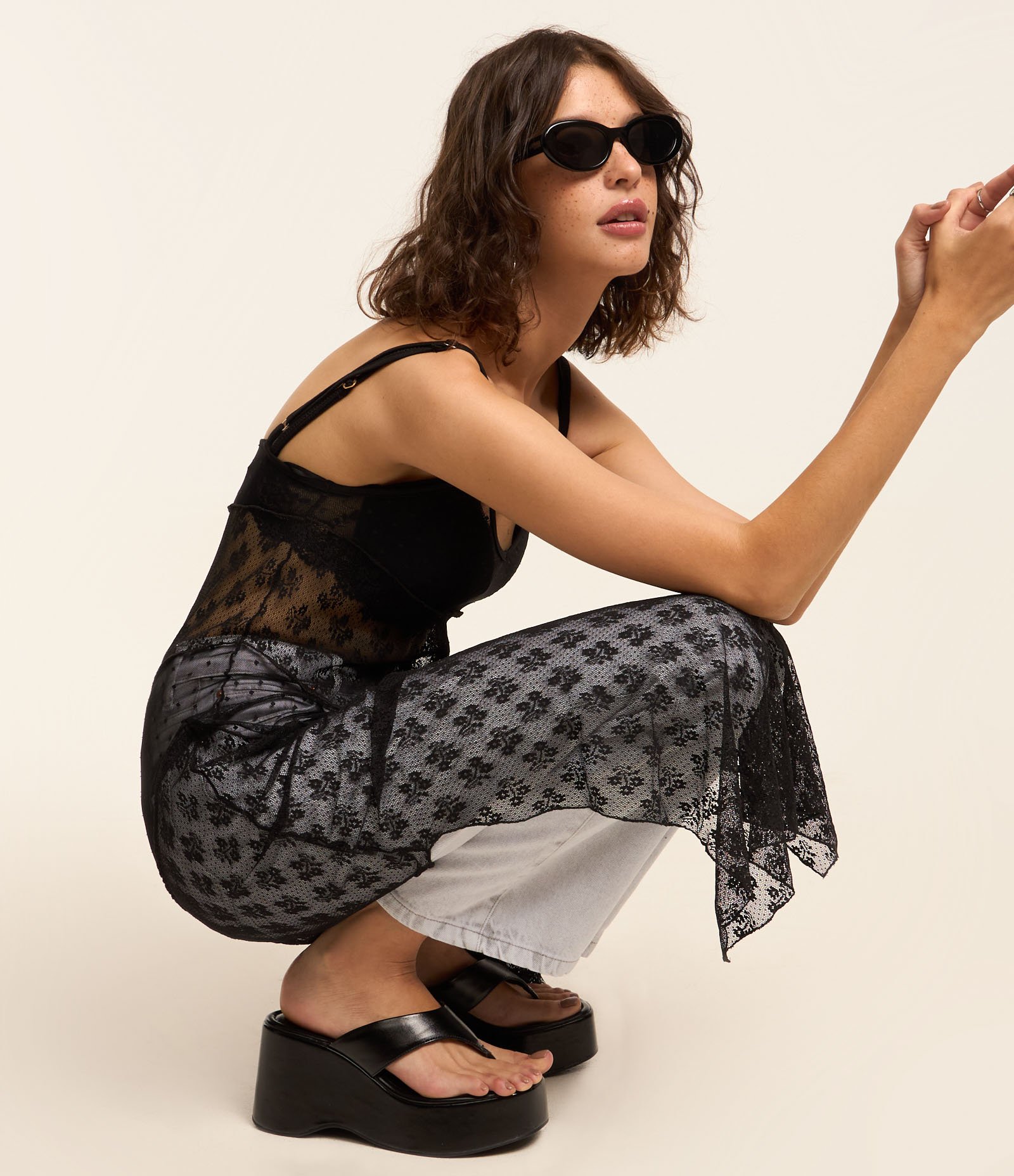 Vestido Midi em Renda com Transparência e Textura Preto 7