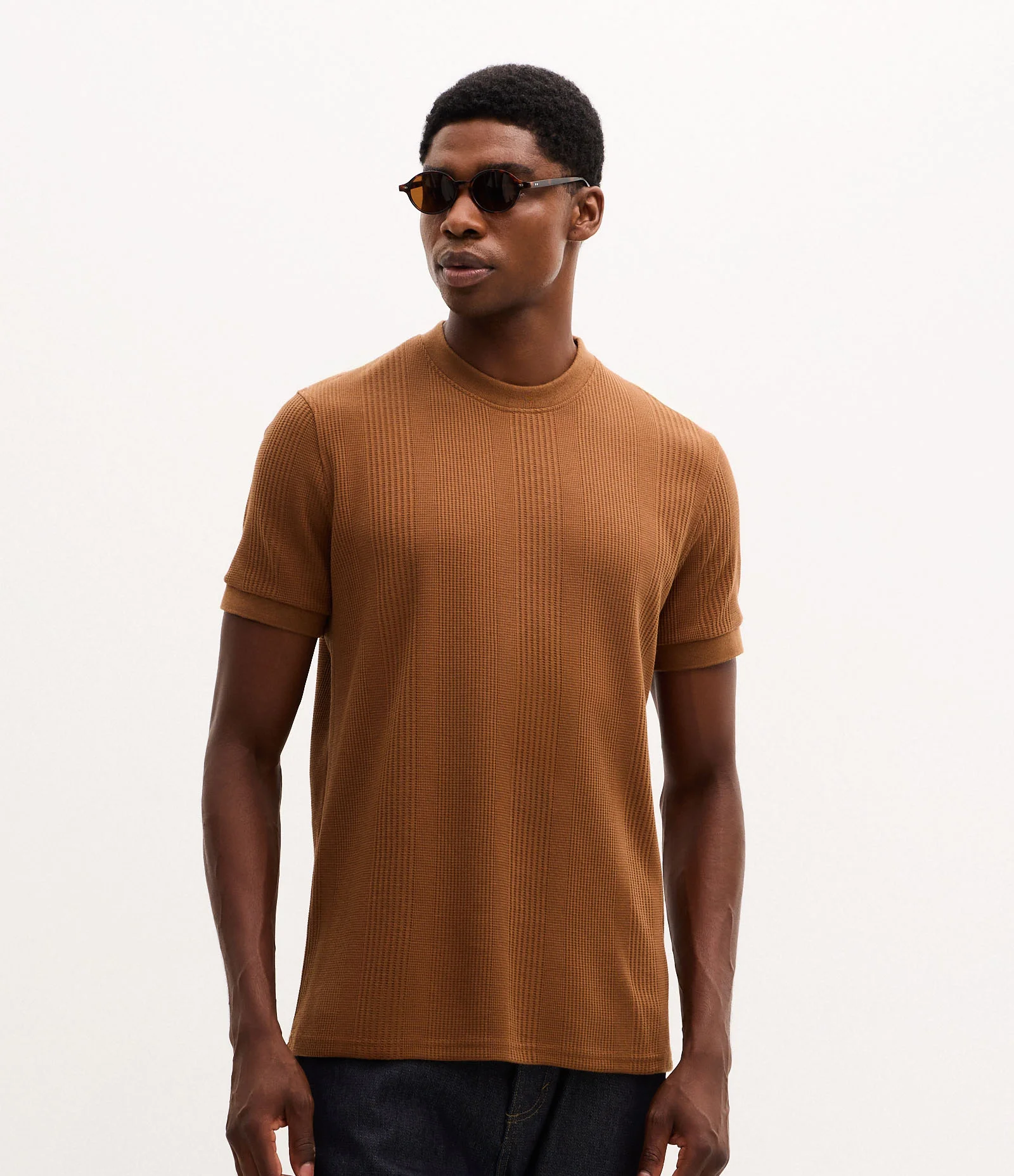 Camiseta Regular em Algodão com Textura Vertical Marrom Café 1