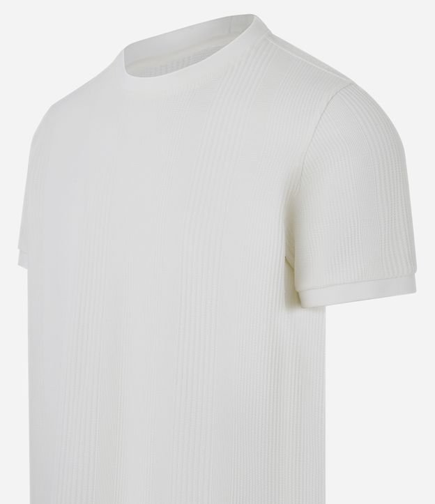 Camiseta Regular com Gola Redonda e Textura Vertical
