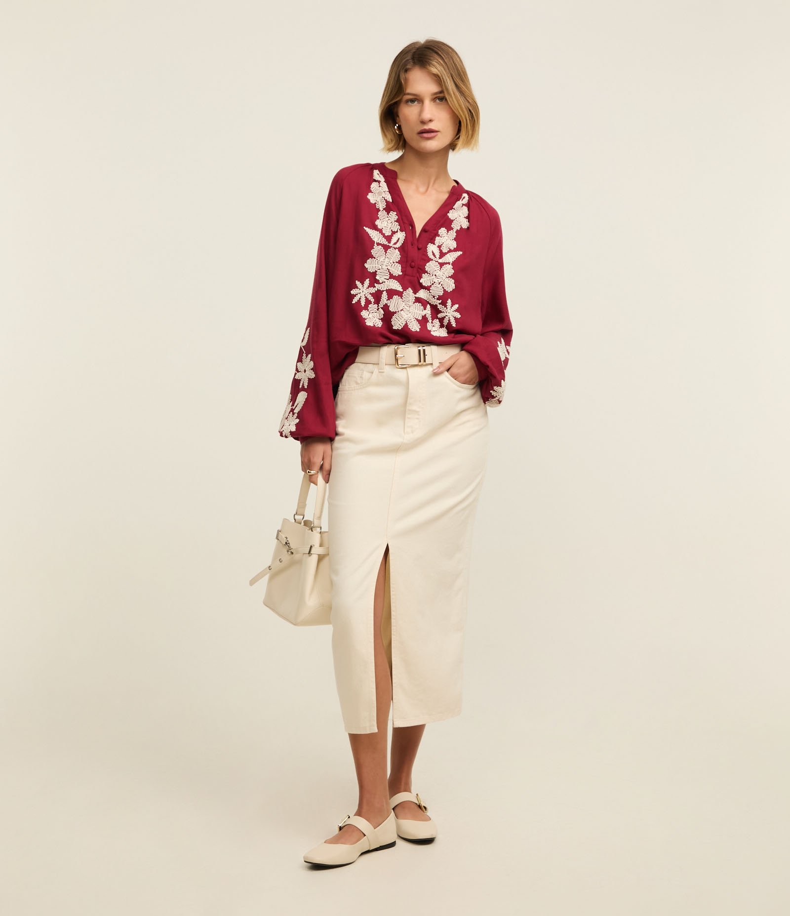 Blusa em Viscolinho com Botões e Bordado Floral Vermelho 2