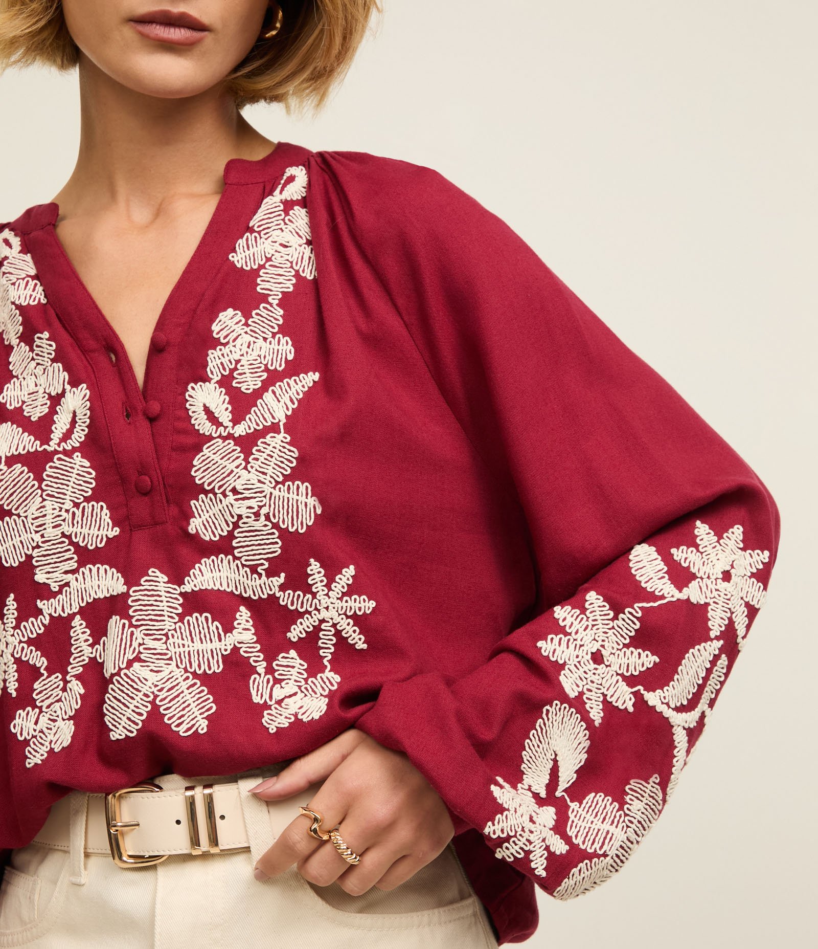 Blusa em Viscolinho com Botões e Bordado Floral Vermelho 3