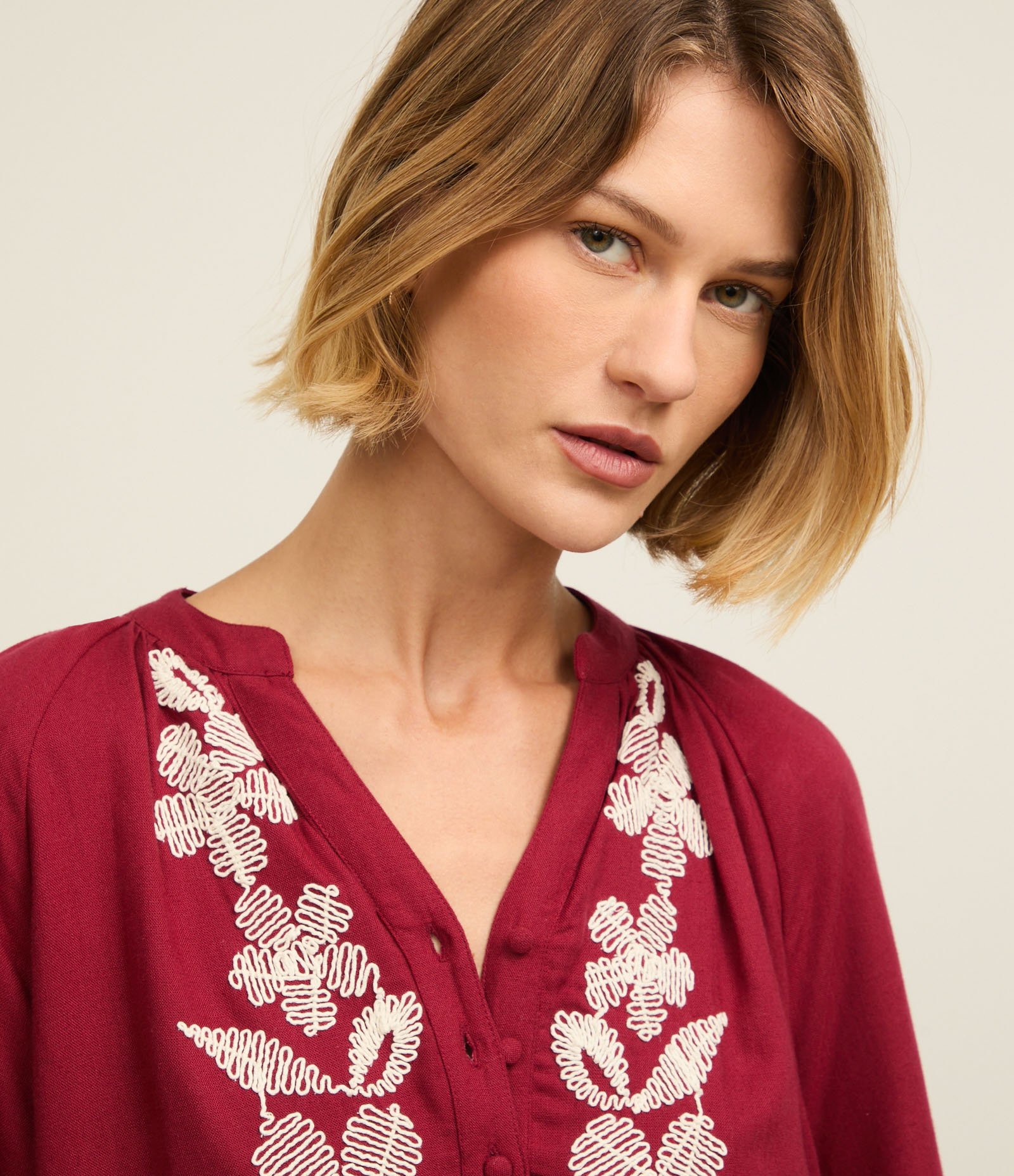 Blusa em Viscolinho com Botões e Bordado Floral Vermelho 4