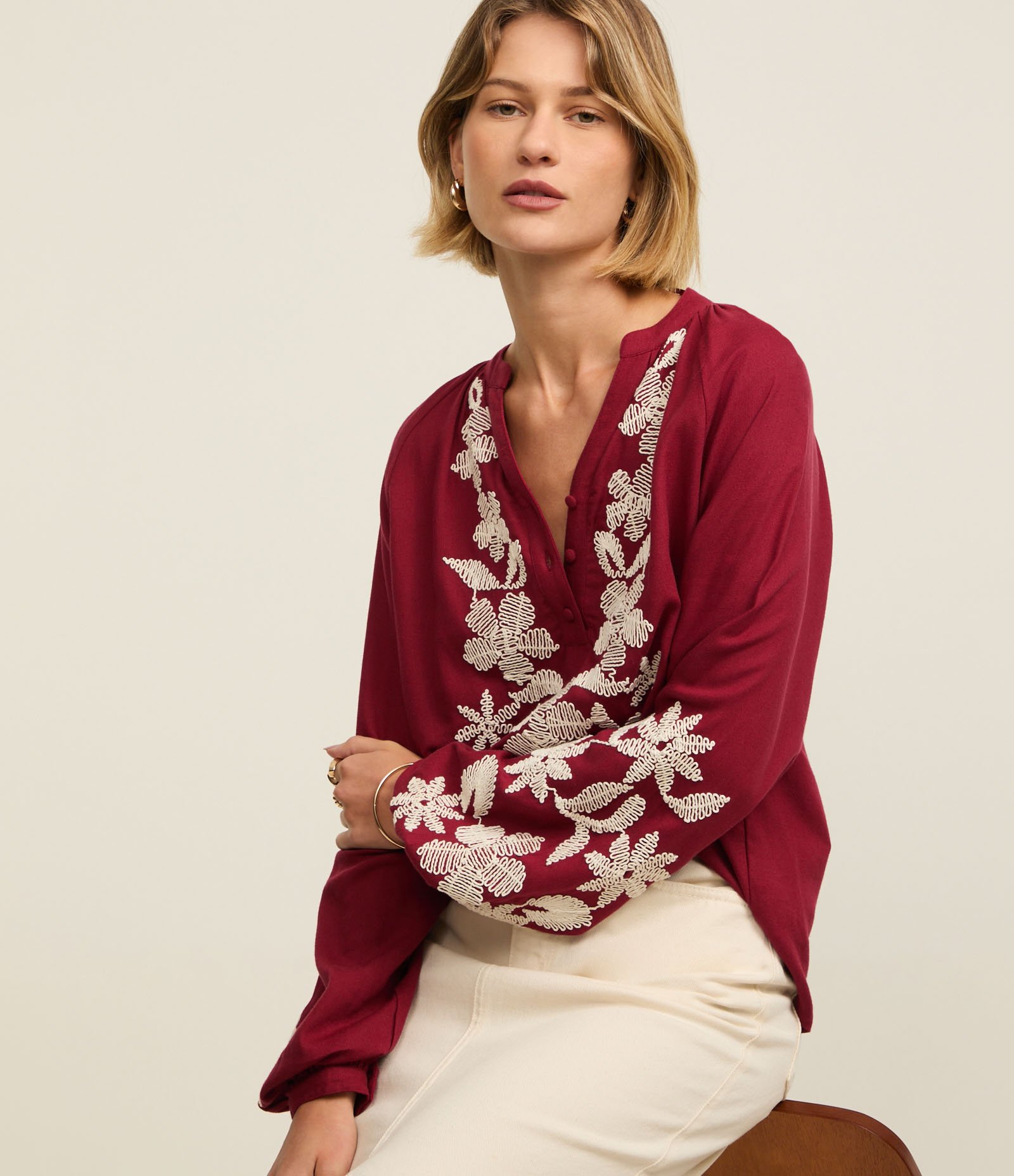 Blusa em Viscolinho com Botões e Bordado Floral Vermelho 5